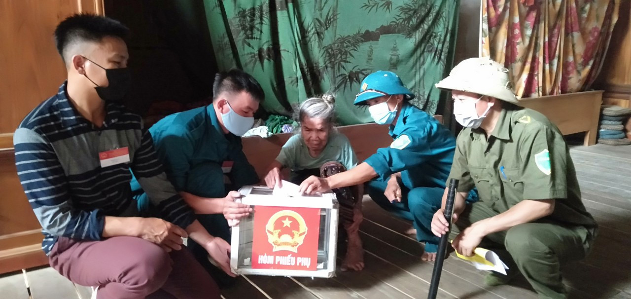 Tổ bầu cử bản Na Khích, xã Nậm Nhoóng (Quế Phong) đưa thùng phiếu về tận nhà để người già thực hiện quyền công dân. Ảnh: 