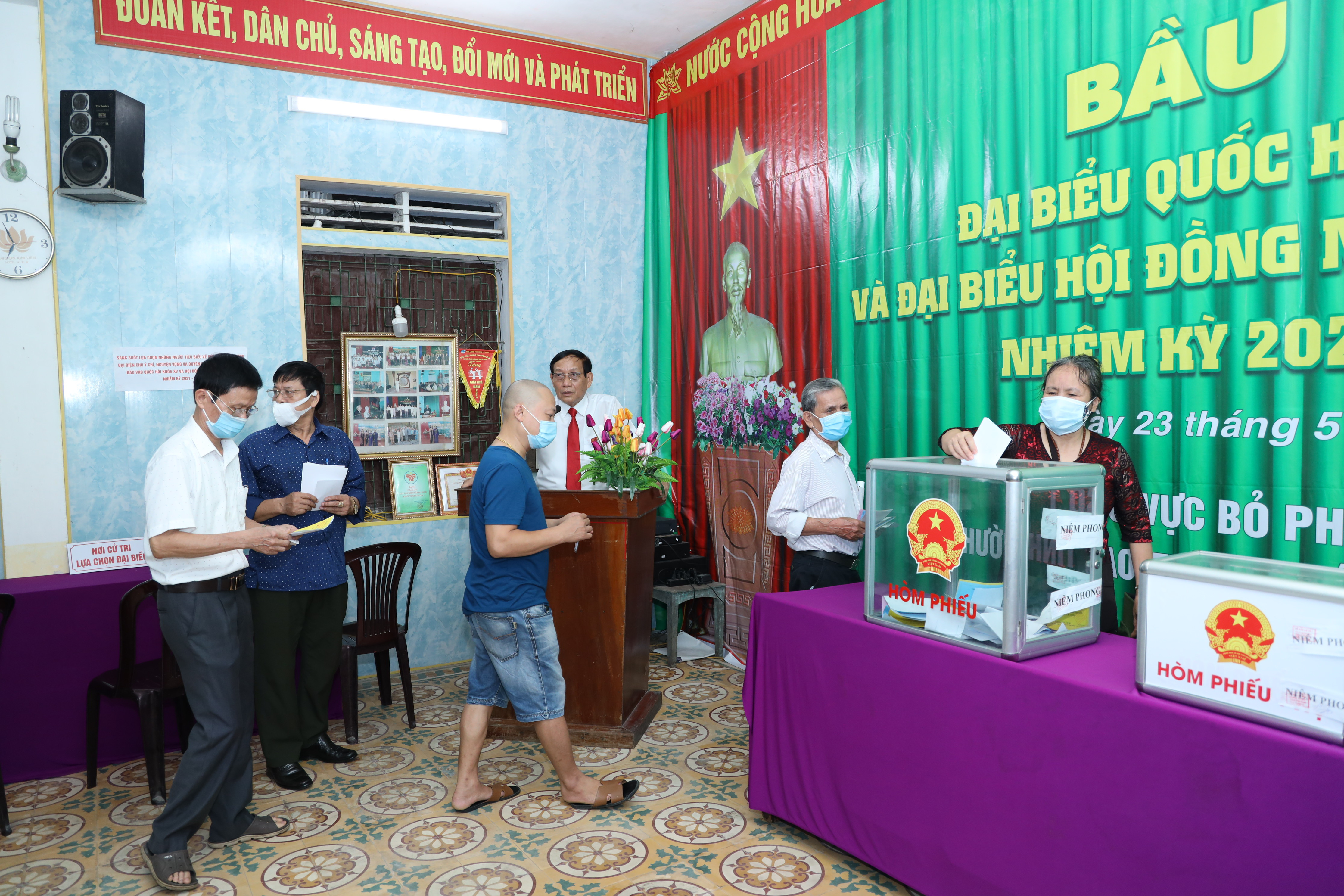 Cử tri tham gia bỏ phiếu tại khu vực bầu cử số 1 phương Lê Mao- TP Vinh. Ảnh NS