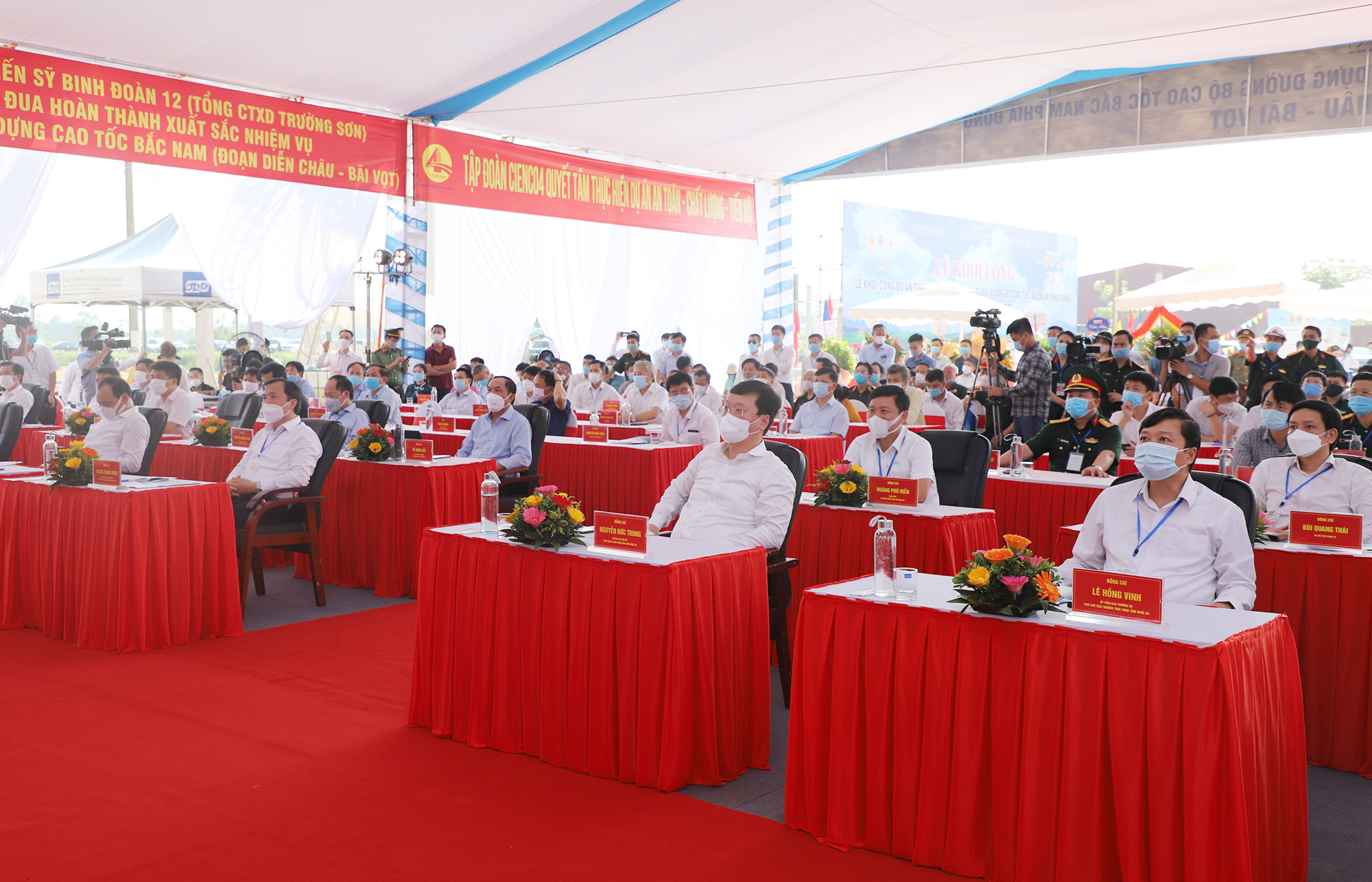 Các đồng chí lãnh đạo Bộ GTVT, tỉnh Nghệ An, tỉnh Hà Tĩnh tham dự lễ khởi công. Ảnh: Phạm Bằng