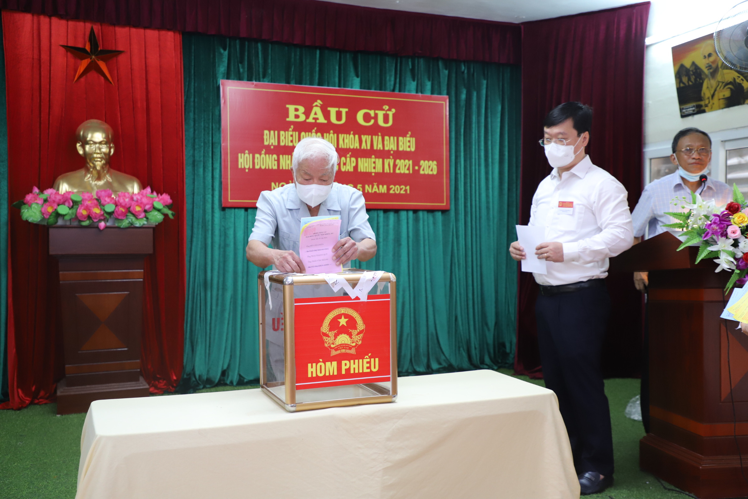 Cử tri Nguyễn Bâ bỏ lá phiếu đầu tiên tại khu vực bỏ phiếu số 3, phường Trường Thi. Ảnh: Phạm Bằng