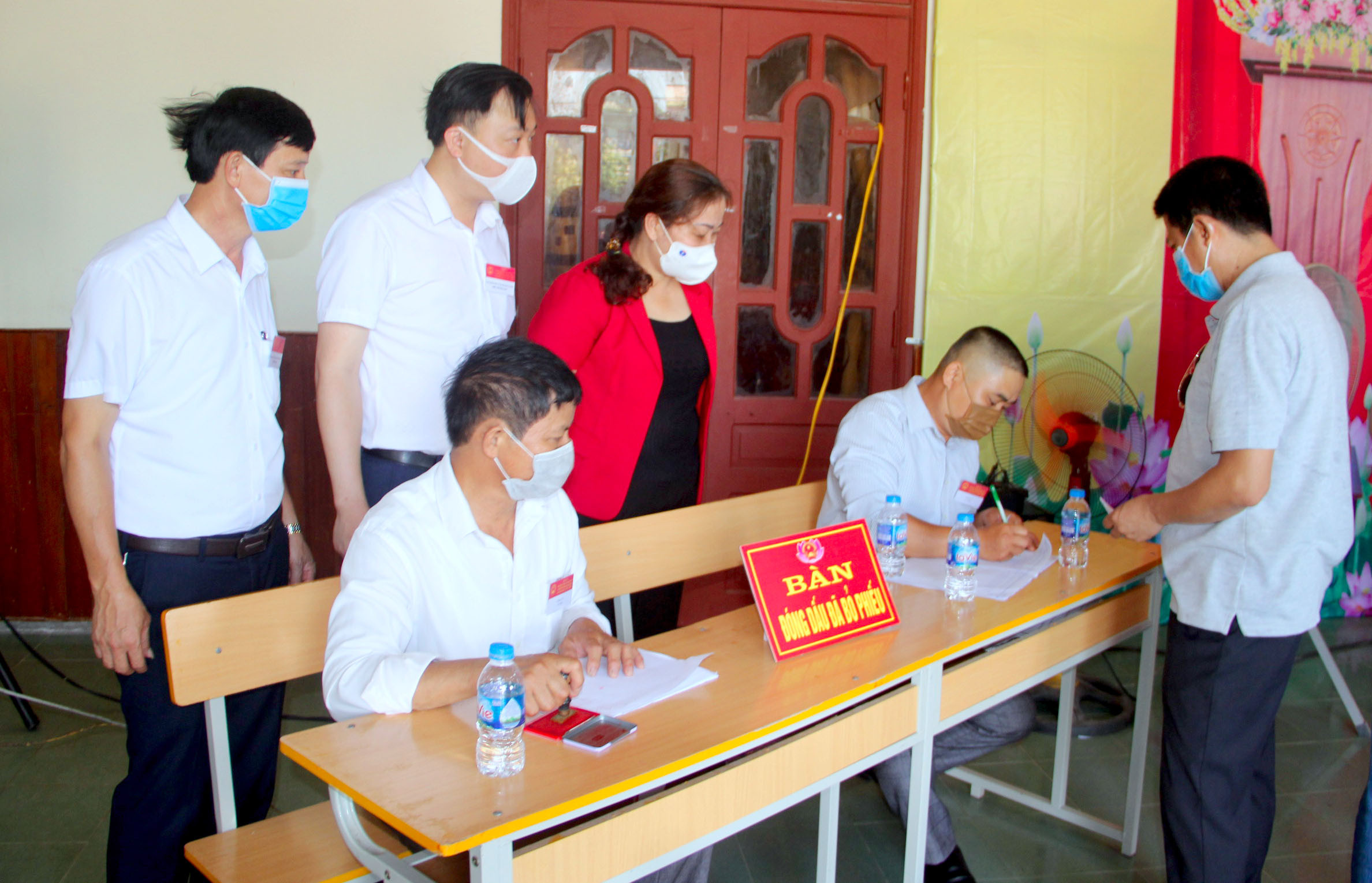Đồng chí Nguyễn Thị Thu Hường kiểm tra công tác bầu cử tại đơn vị bầu cử số 8, thị trấn Hưng Nguyên. Ảnh: Quang An