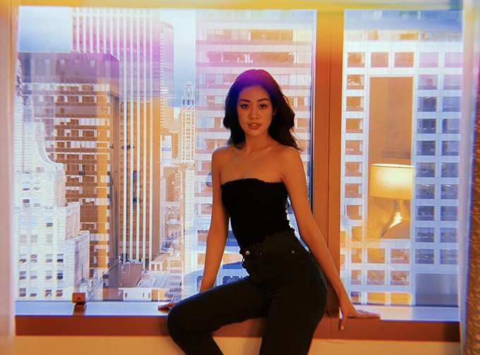   Vì không về nước theo dự kiến ban đầu, Khánh Vân và giám đốc quốc gia của Miss Universe tại Việt Nam quyết định ở lại Mỹ để nghỉ ngơi và đến New York giải quyết một số công việc cá nhân.