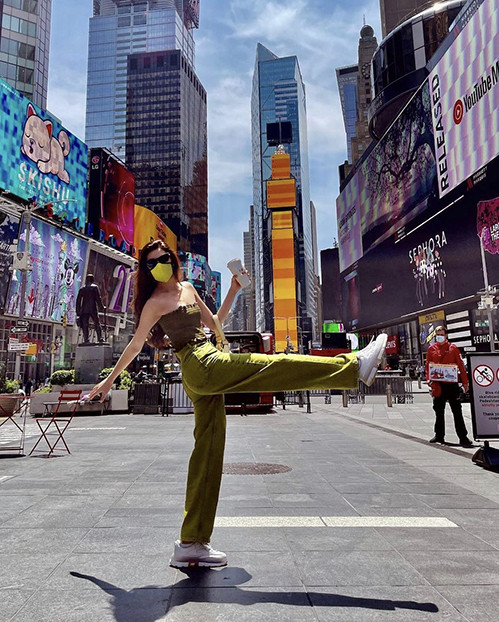   Hoa hậu Khánh Vân khoe street style đơn giản, năng động khi đặt chân đến New York.