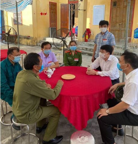 Đồng chí Nguyễn Văn Thông và đoàn công tác kiểm tra công tác bầu cử tại Quỳnh Lưu
