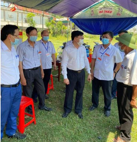Đồng chí Nguyễn Văn Thông và đoàn công tác kiểm tra công tác bầu cử tại xóm giáo Xuân Song, xã Diễn Thành, huyện Diễn Châu