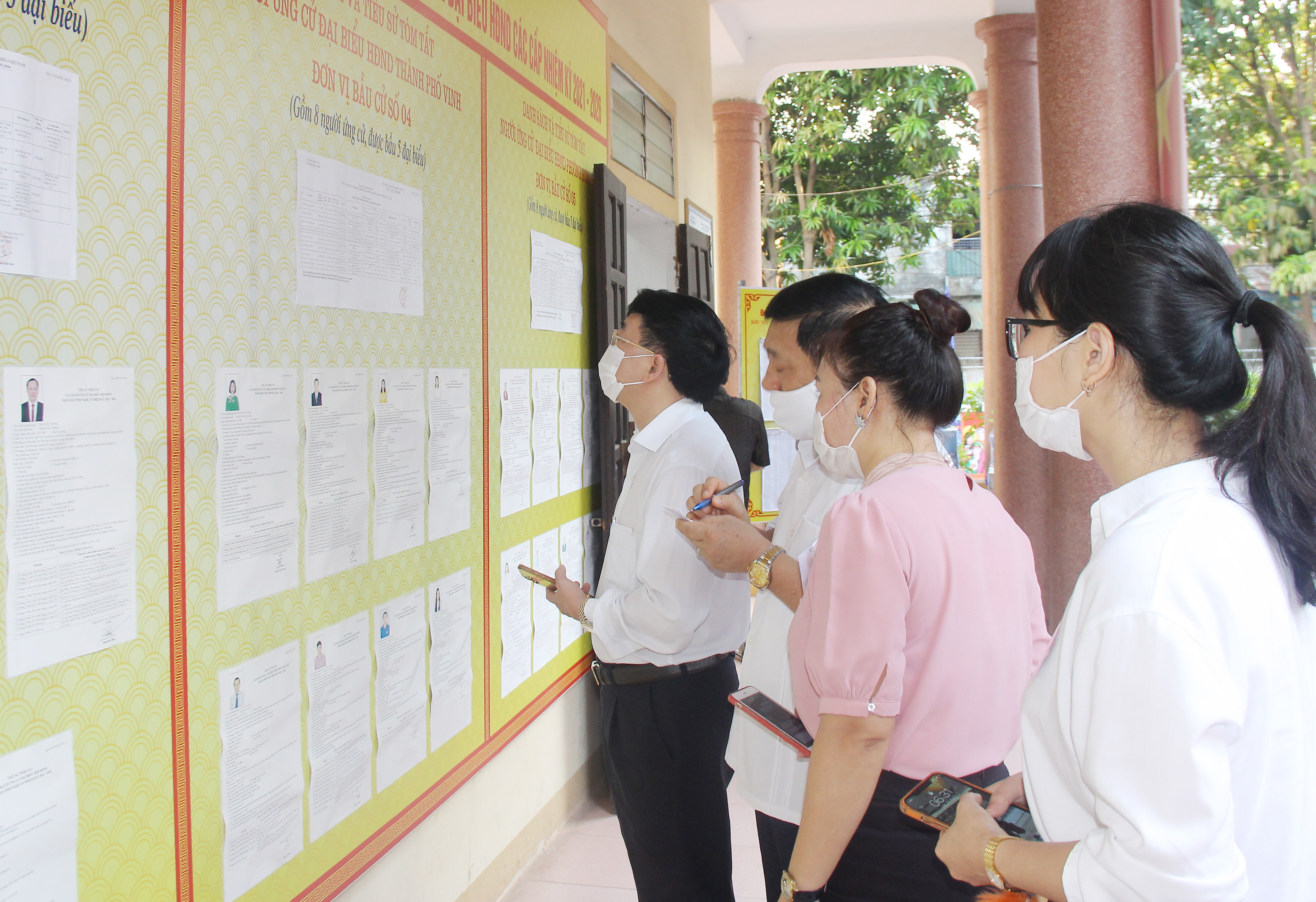 Đồng chí Nguyễn Văn Thông - Phó Bí thư Thường trực Tỉnh ủy tìm hiểu tiểu sử các ứng cử viên trước khi bỏ phiếu. Ảnh: Mai Hoa