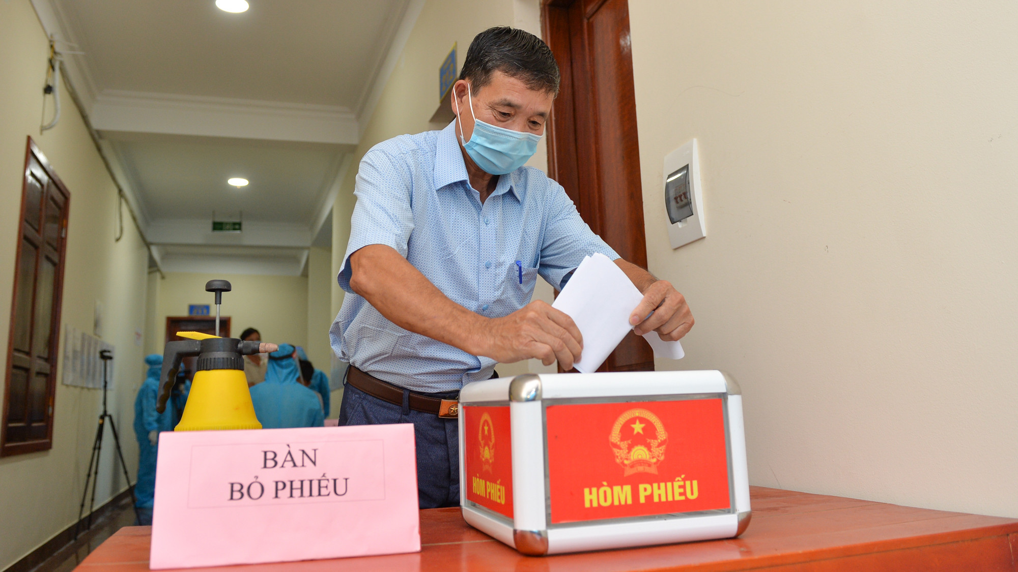 Cử tri trong khu cách ly tại Thị xã Hoàng Mai thực hiện quyền bầu cử. Ảnh: Đào Tuấn