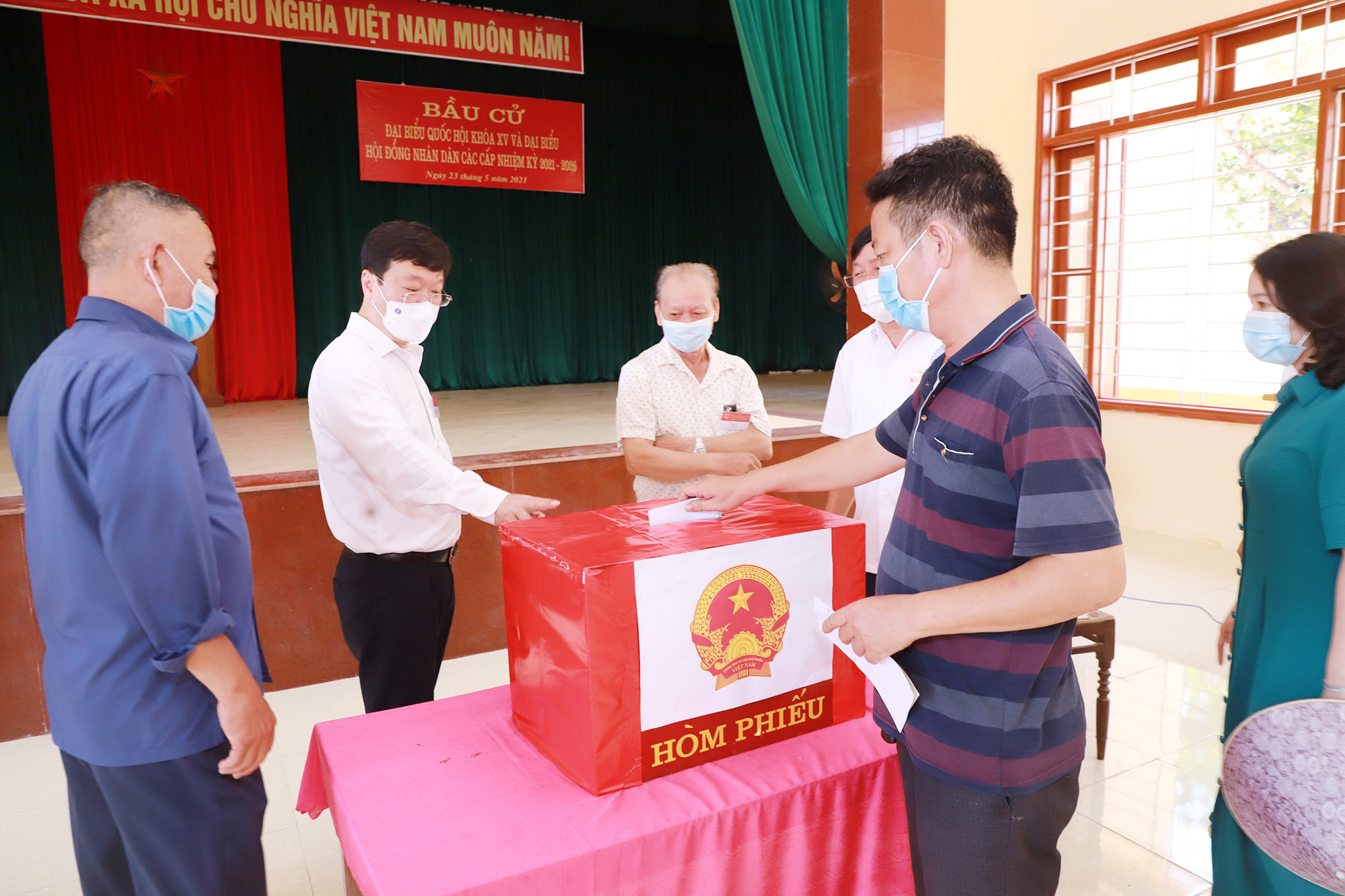 Cử tri huyện Nam Đàn hăng hái tham gia bỏ phiếu bầu đại biểu Quốc hội và HĐND các cấp, nhiệm kỳ 2021-2026. Ảnh: Phạm Bằng