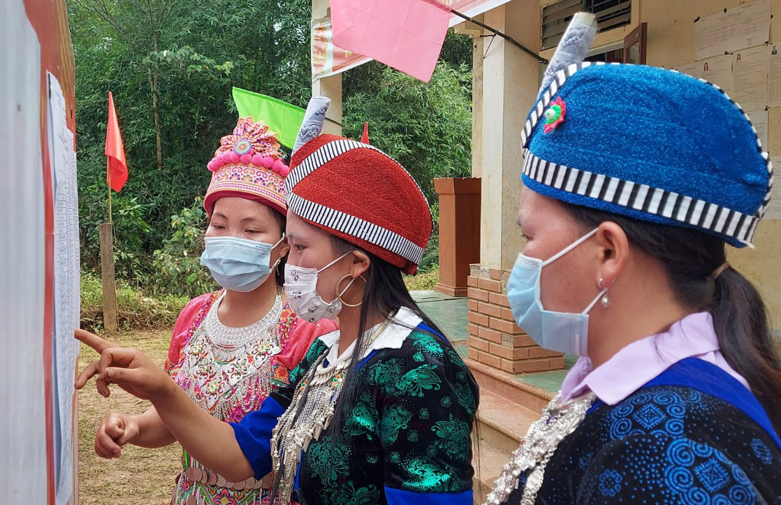 Chị em phụ nữ người Mông xem lại danh cử tri. Ảnh: Đào Thọ