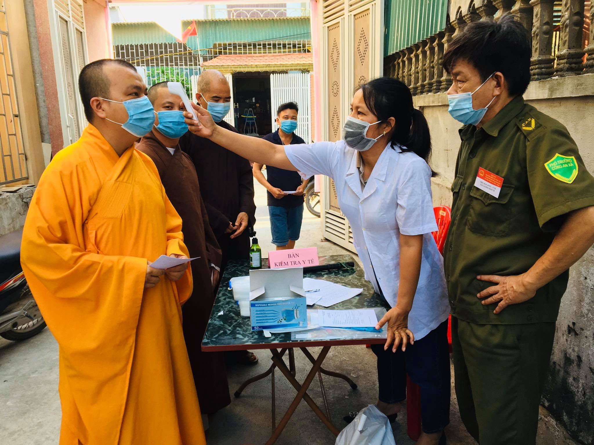 Ngay từ sáng sớm Chư tăng, Phật tử huyện Quỳnh Lưu đã đến các điểm bỏ phiếu để thực hiện quyền bầu cử. Ảnh: 