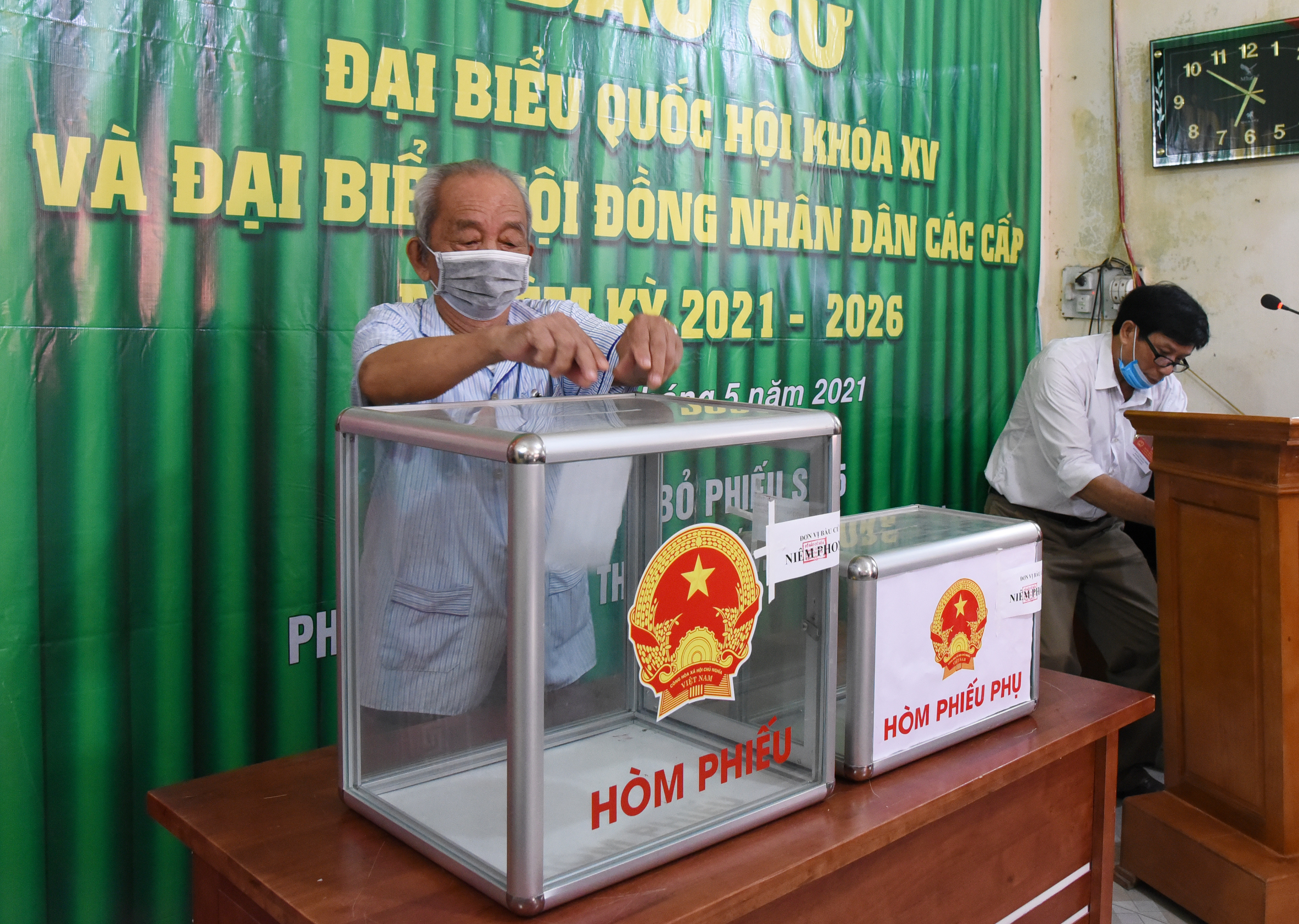 Cử tri Trần Tương đại diện cho các cử tri cao tuổi tại khối Tân Phong là người đầu tiên bỏ phiếu. Ảnh: TG