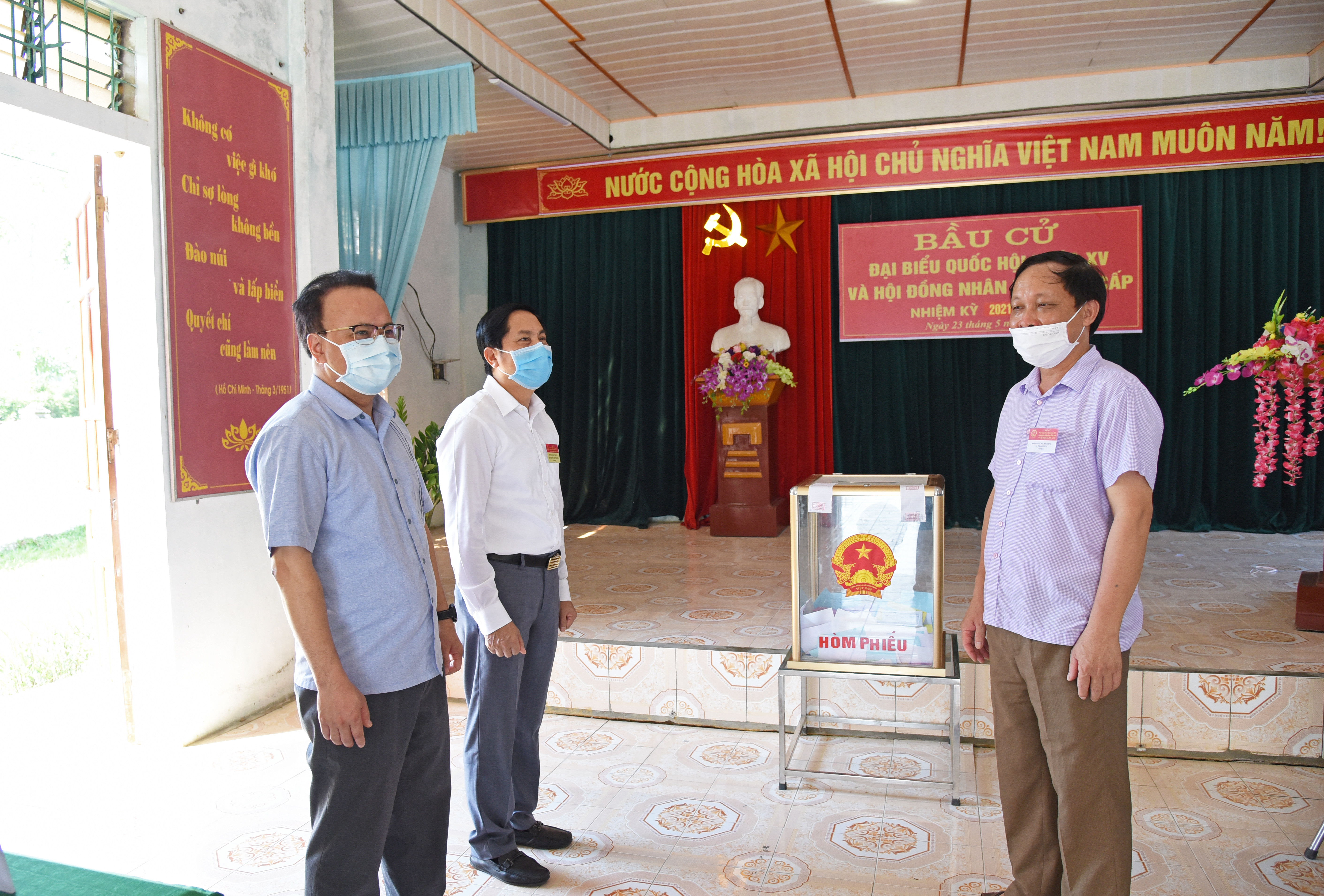 Đoàn kiểm tra tại khu vực bầu cử thuộc Tổng đội TNXP 5 Nghệ An, xã Thanh Thủy, huyện Thanh Chương. Ảnh: TG