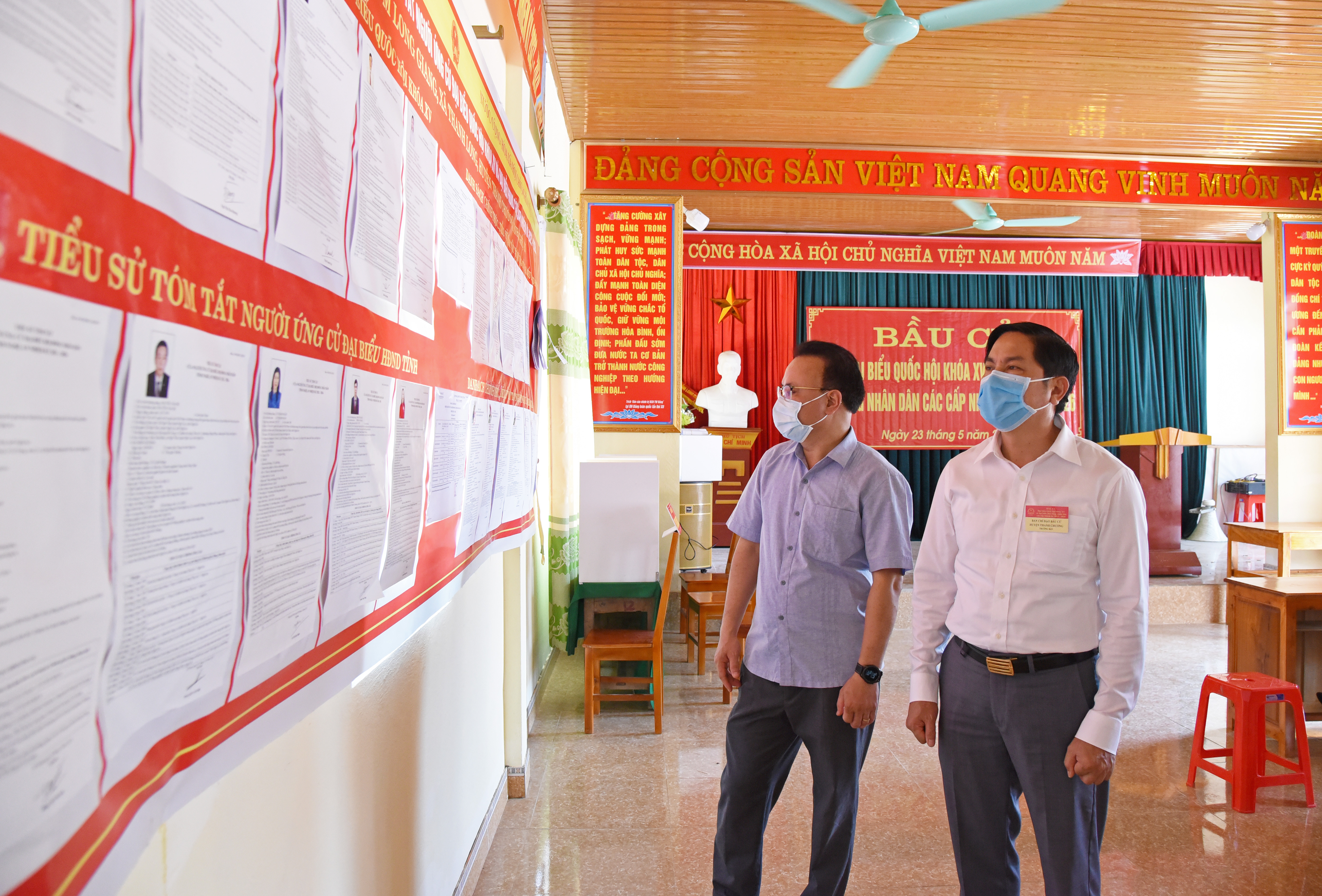 Bí thư Đảng ủy Khối CCQ tỉnh và Bí thư Huyện ủy Thanh Chương kiểm tra tại khu vực bỏ phiếu của xóm Long Giang, xã Thanh Long. Ảnh: TG