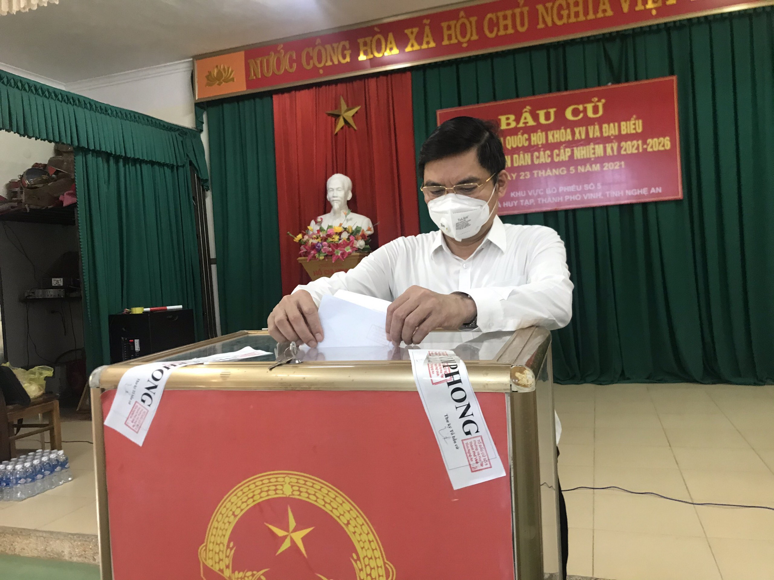 Phó Chủ tịch UBND tỉnh Hoàng Nghĩa Hiếu đã cùng các cử tri cao tuổi, cử tri là người có công với cách mạng bỏ những lá phiếu đầu tiên. Ảnh Phú Hương