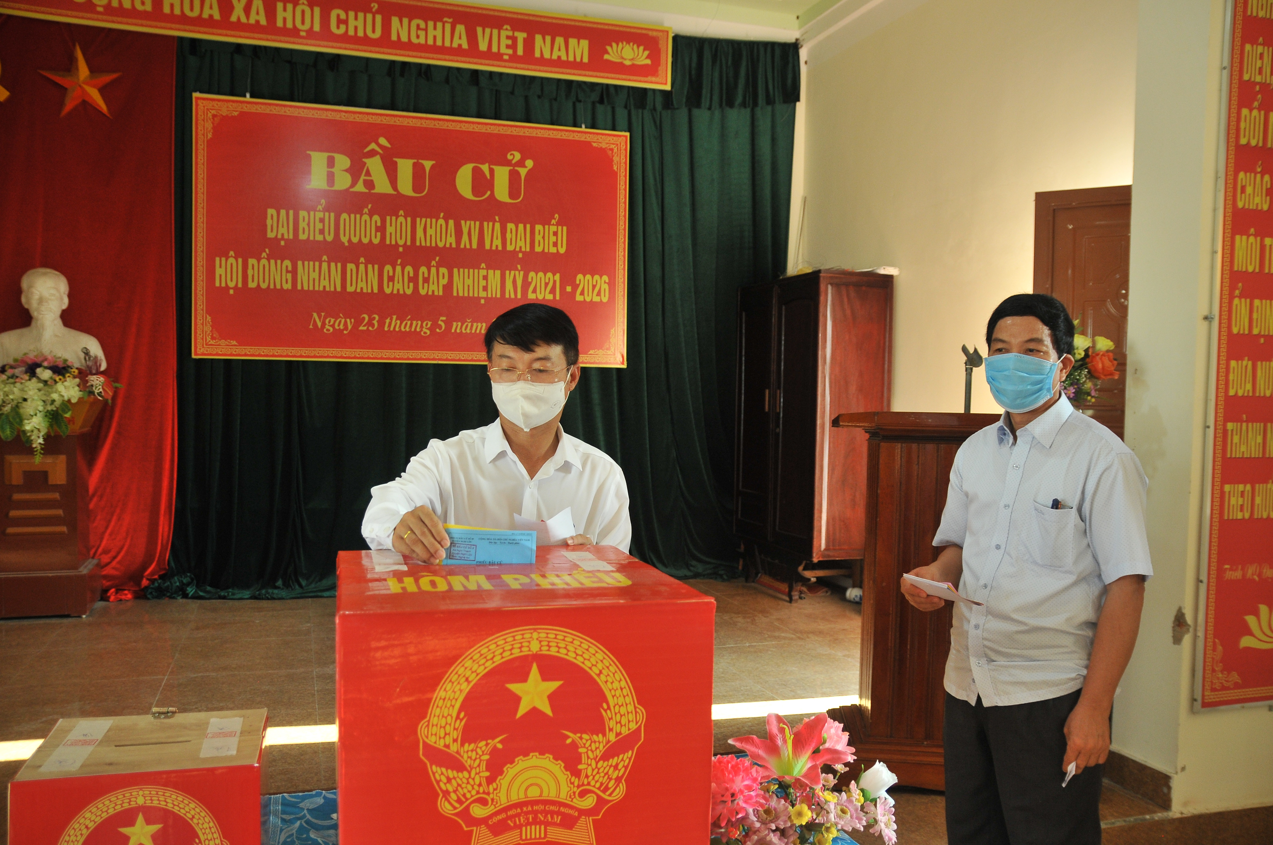 Ông Nguyễn Tiến Dũng - Chủ tịch Ủy ban bầu cử huyện Nghi Lộc bỏ phiếu tại nơi cư trú. Ảnh: Tiến Đông