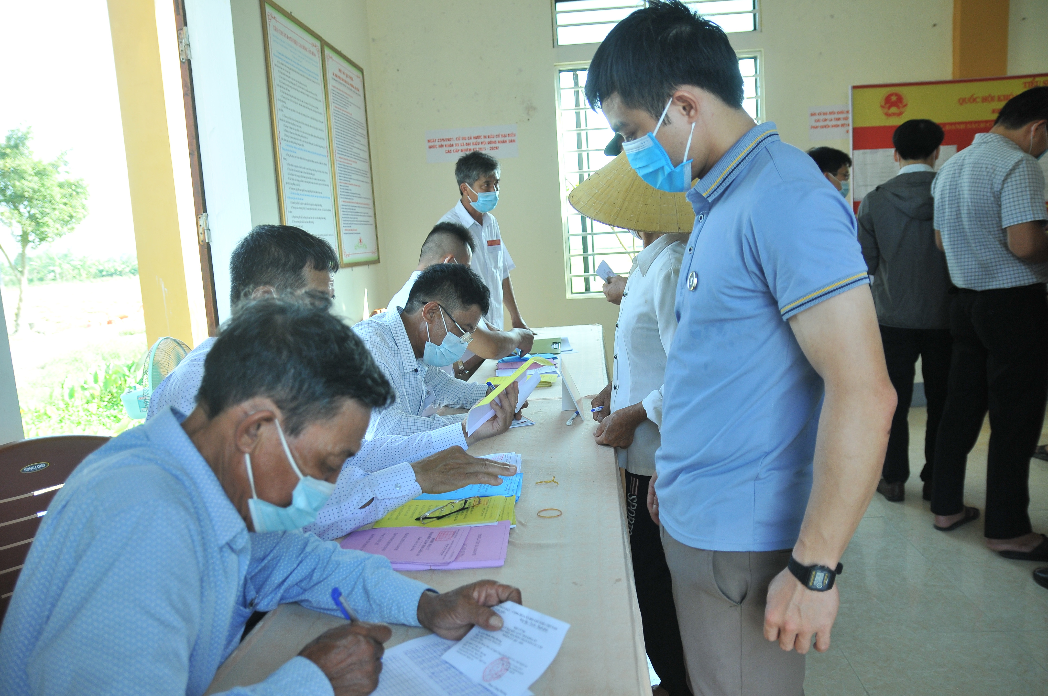 Sau buổi lễ tại nhà thờ, đông đảo cử tri xã Nghi Diên đã đến các điểm bỏ phiếu thực hiện quyền công dân của mình. Ảnh: Tiến Đông