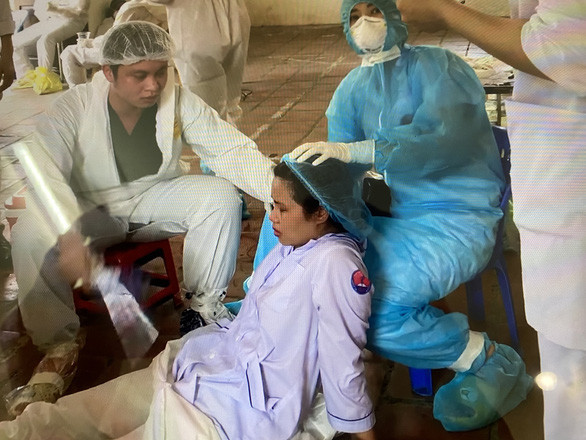 Một nữ bác sĩ khác ở trung tâm y tế trên cũng bị kiệt sức trong chiều 22-5 - Ảnh: CDC Bắc Ninh
