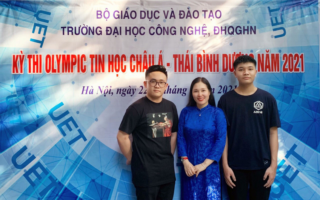 Cô giáo Cao Thị Thanh Lan và các học trò. Ảnh - MH