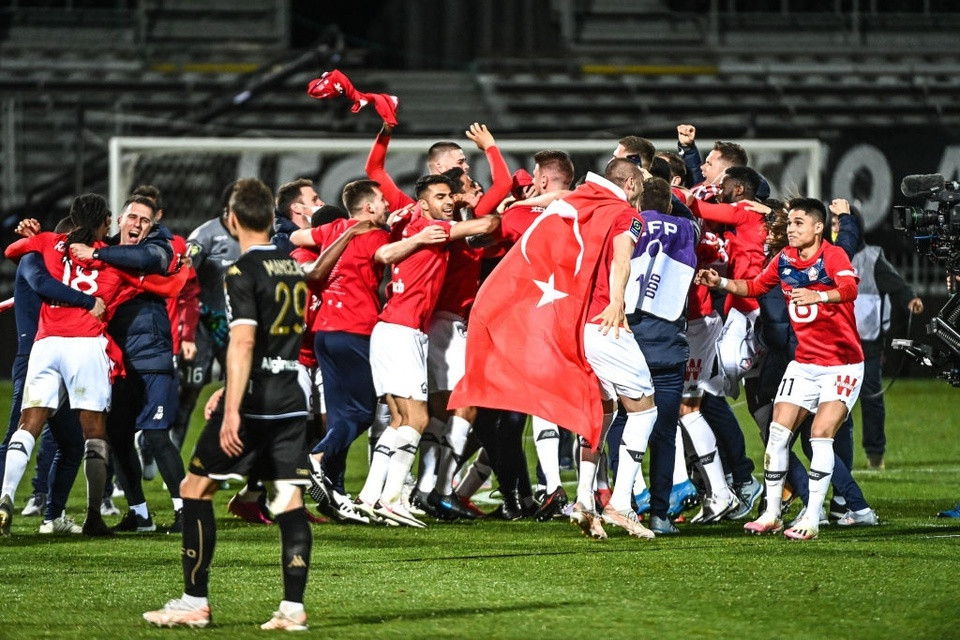 Lille ăn mừng cảm xúc khi vô địch Ligue 1. Ảnh: Getty.
