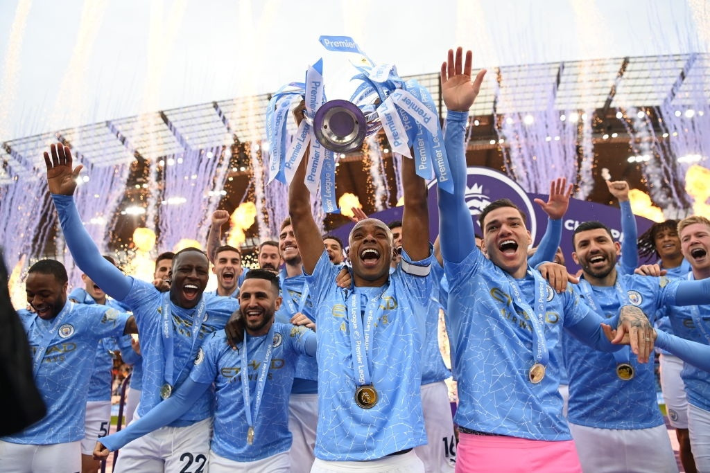 Khoảnh khắc nâng cúp vô địch Premier League trao cho thủ quân Fernandinho. Sau mùa này, tiền vệ người Brazil chia tay Man City.
