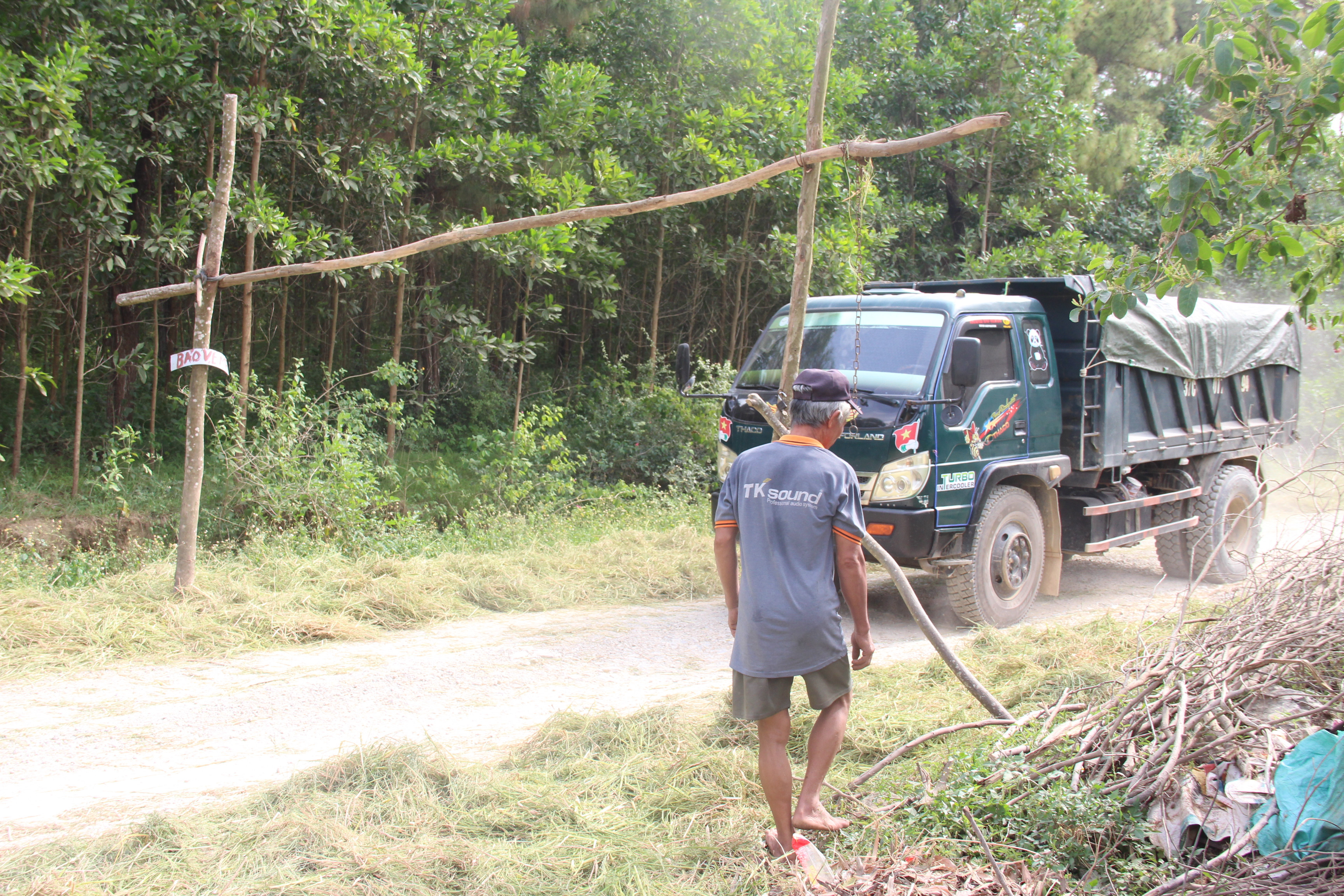 Người dân xóm 6 Quỳnh Tân lập barie để ngăn xe tải chạy với tốc độ cao, gây bụi bặm ảnh hưởng cuộc sống. Ảnh: HT