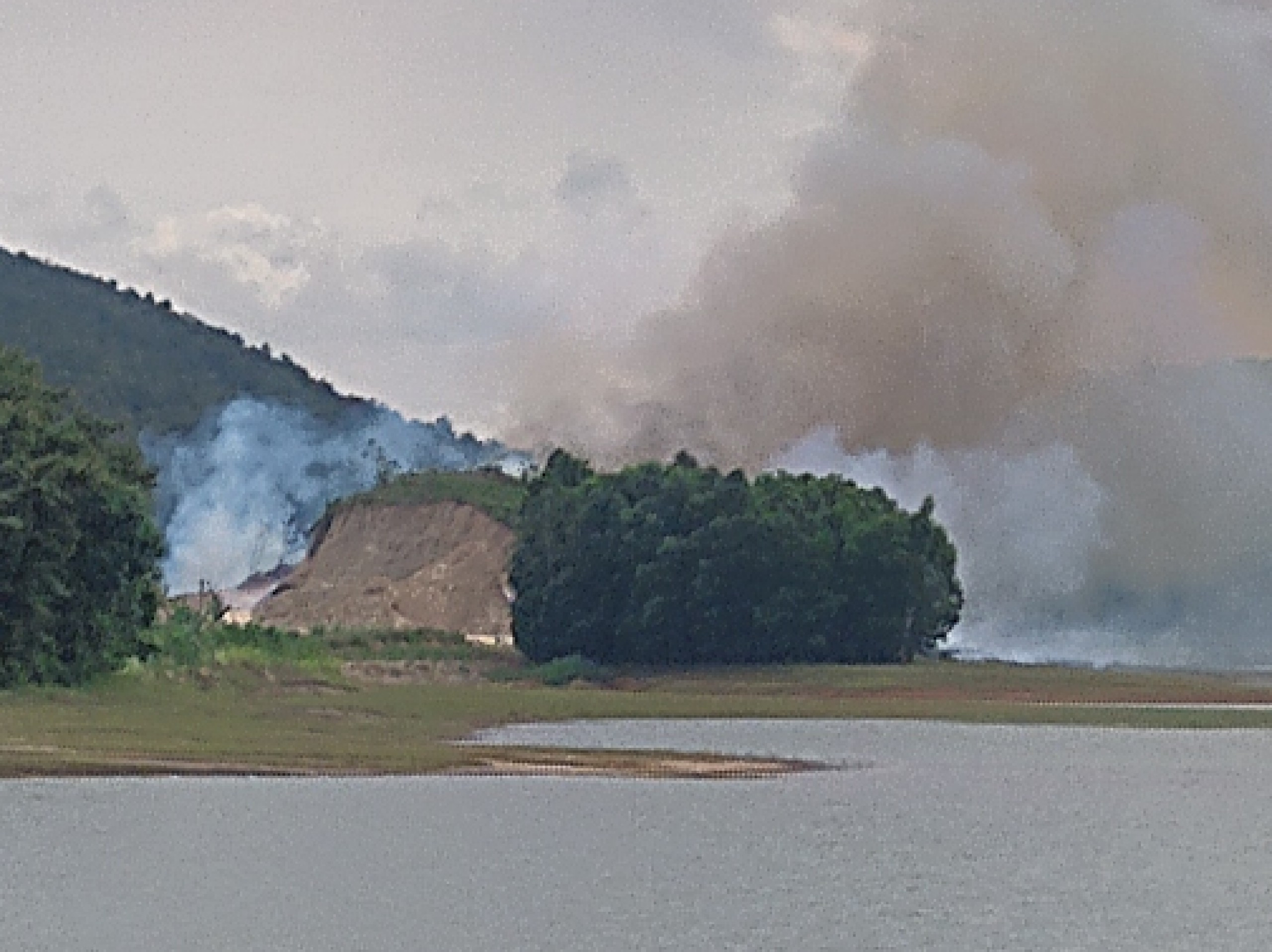 Vào chiều 24/5, việc đốt cây và khai thác đất vẫn diễn ra tại xóm 6 Quỳnh Tân. Ảnh: HT
