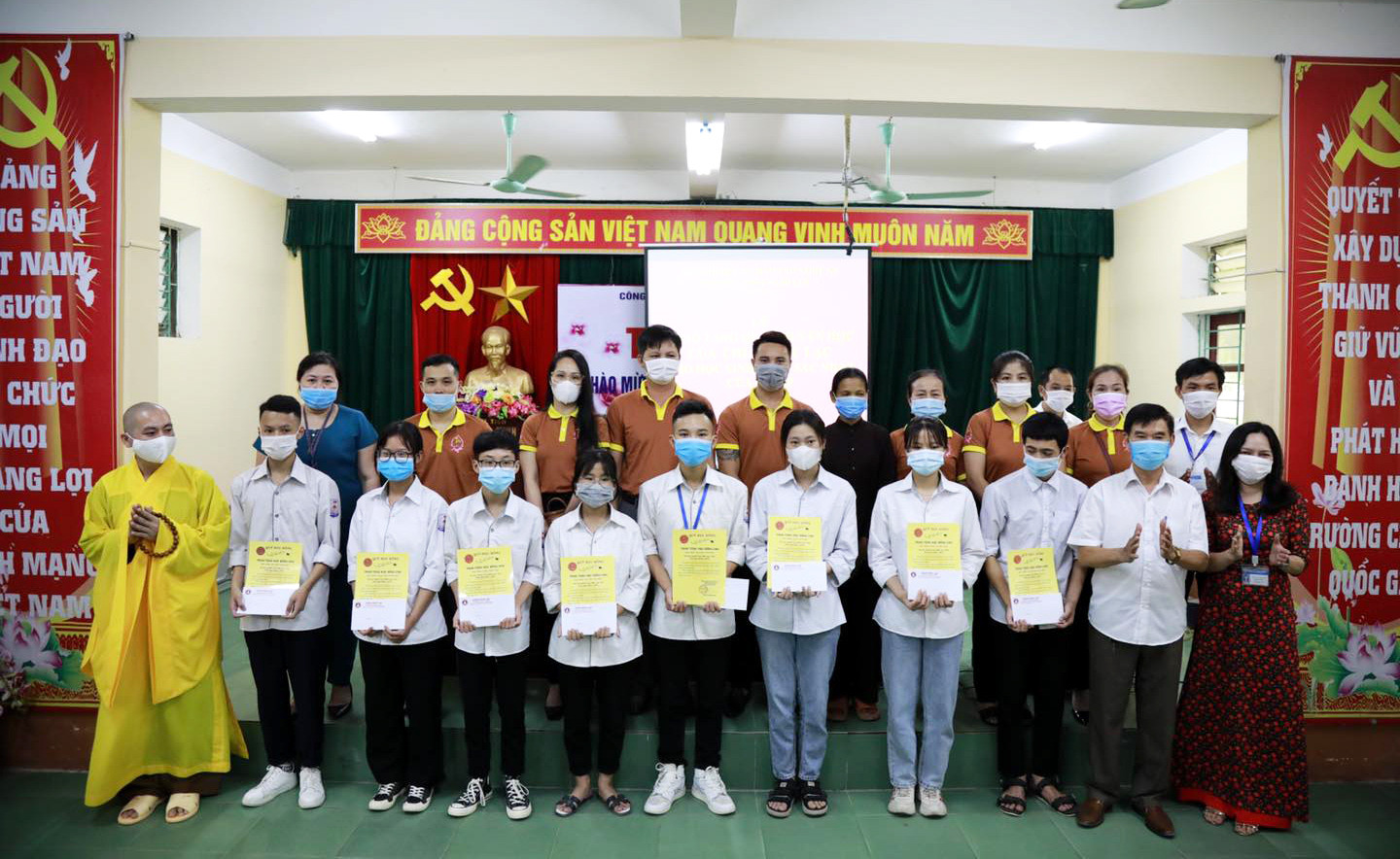 Trao học bổng cho học sinh trường THPT Nghi Lộc 3