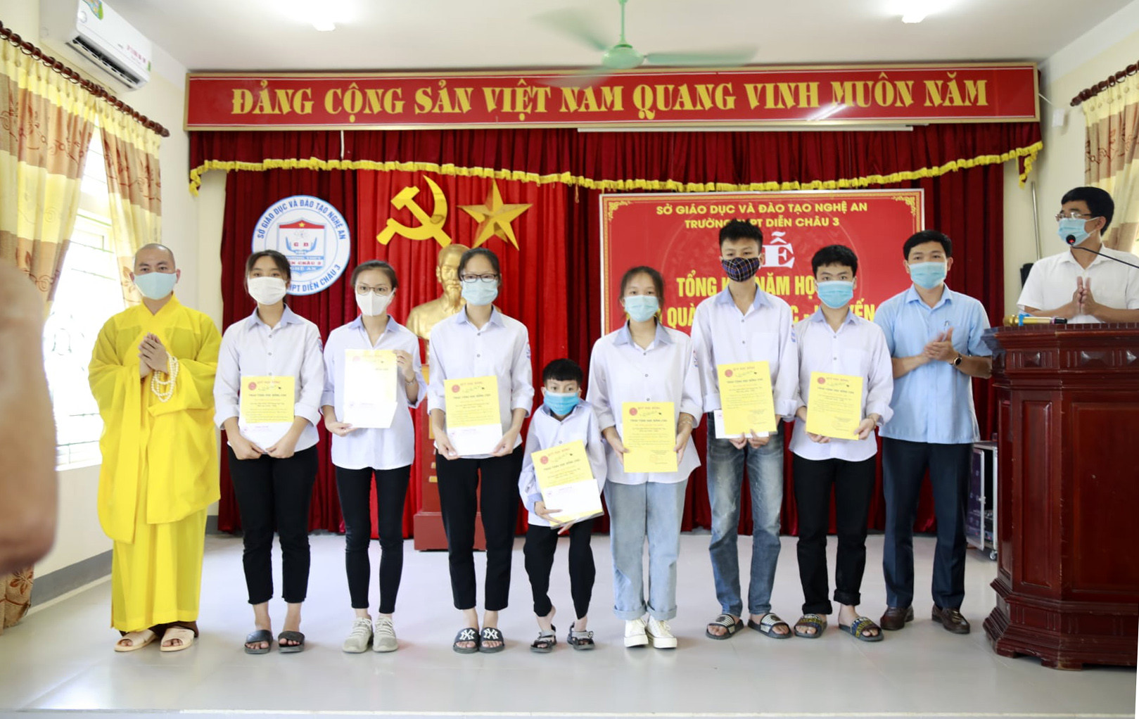 Trao học bổng cho học sinh trường THPT Diễn Châu 3