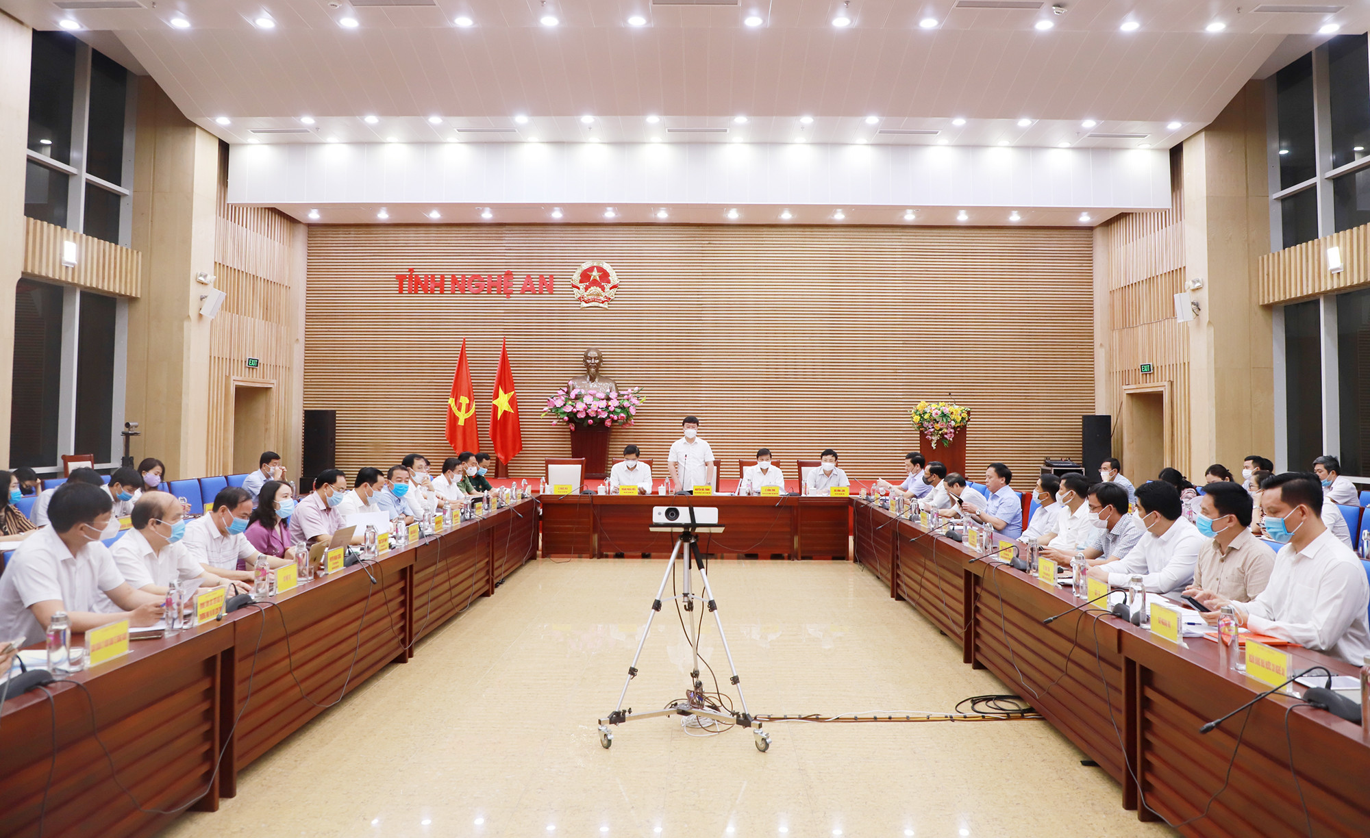 Đồng chí Nguyễn Đức Trung - Chủ tịch UBND tỉnh chủ trì phiên họp. Ảnh: Phạm Bằng