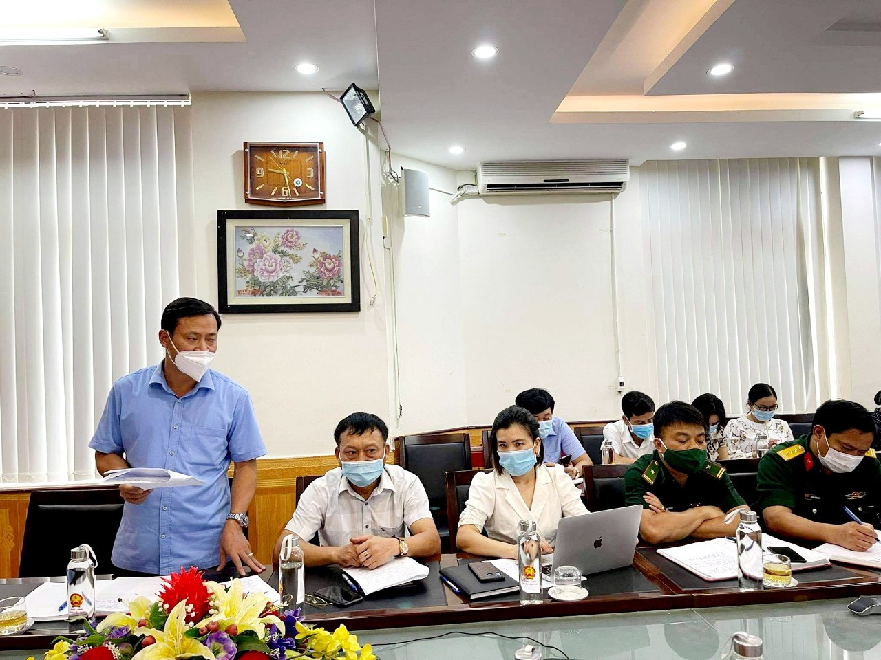 Ban Chỉ đạo Phòng chống dịch Covid-19 huyện Diễn Châu báo cáo giải pháp chống dịch đã triển khai. Ảnh: Thành Chung