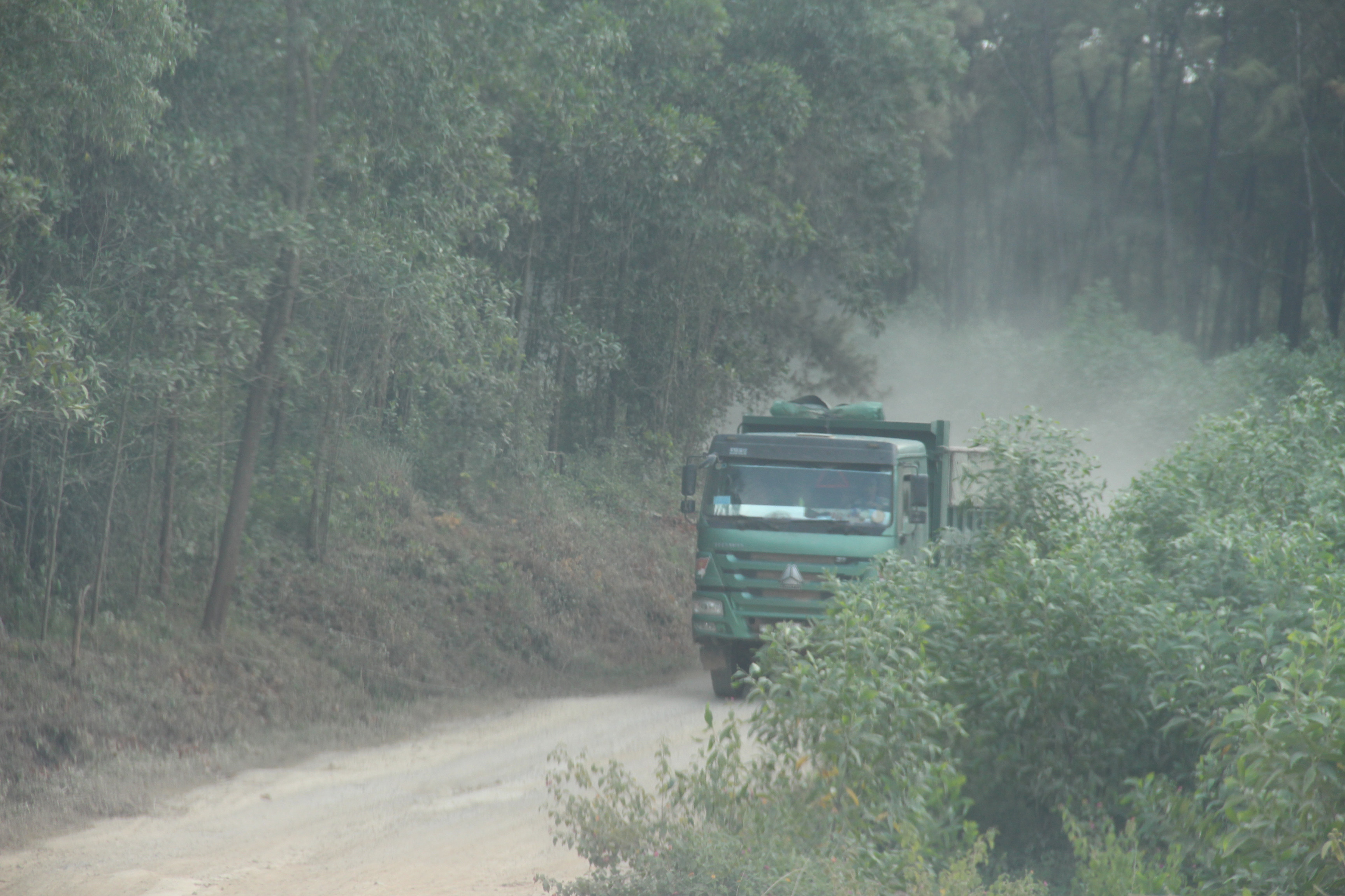 Xe tải chở đất hoạt động tại xóm 6 xã Quỳnh Tân chiều 24/5. Ảnh: HT