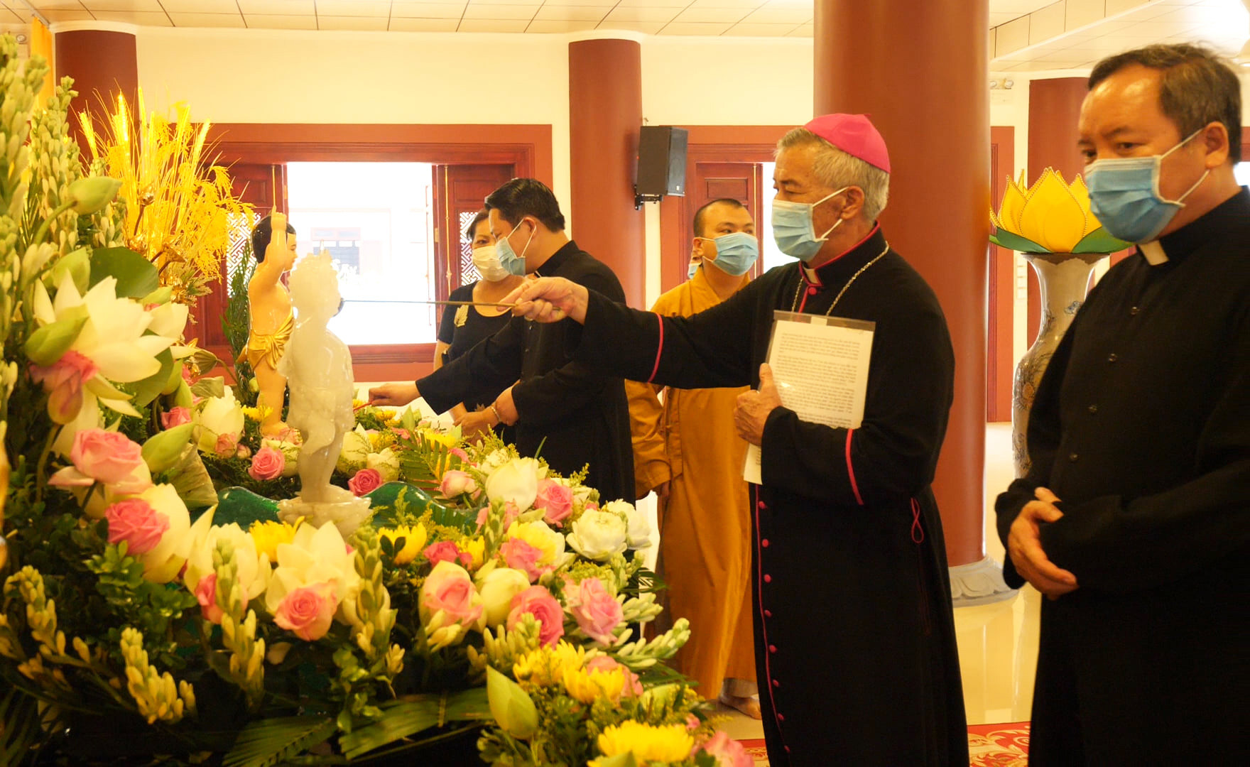 Giám mục Anphong Nguyễn Hữu Long thực hiện nghi thức tắm Phật.