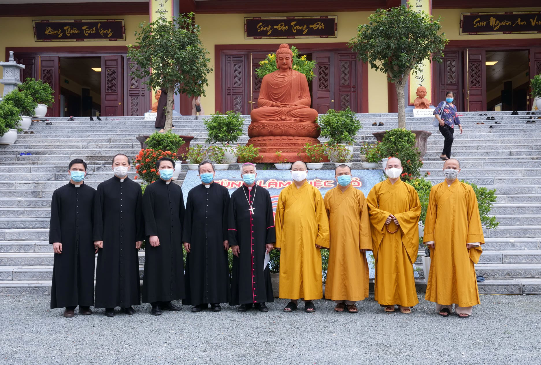 Đoàn Tòa giám mục giáo phận Vinh chụp ảnh kỷ niệm cùng đại diện BTS GHPG tỉnh