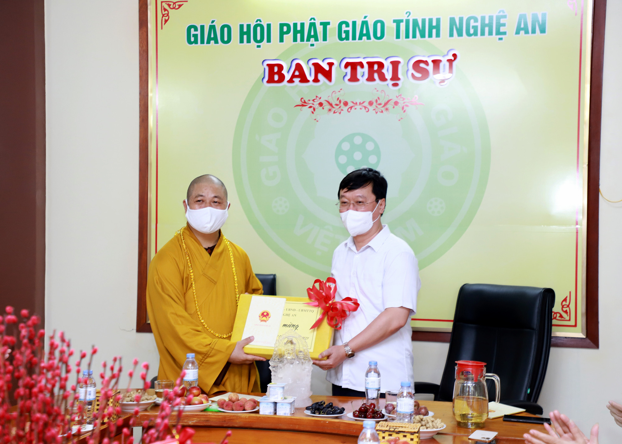 Chủ tịch UBND tỉnh Nguyễn Đức Trung tặng quà cho Thượng tọa Thích Thọ Lạc. Ảnh: Phạm Bằng
