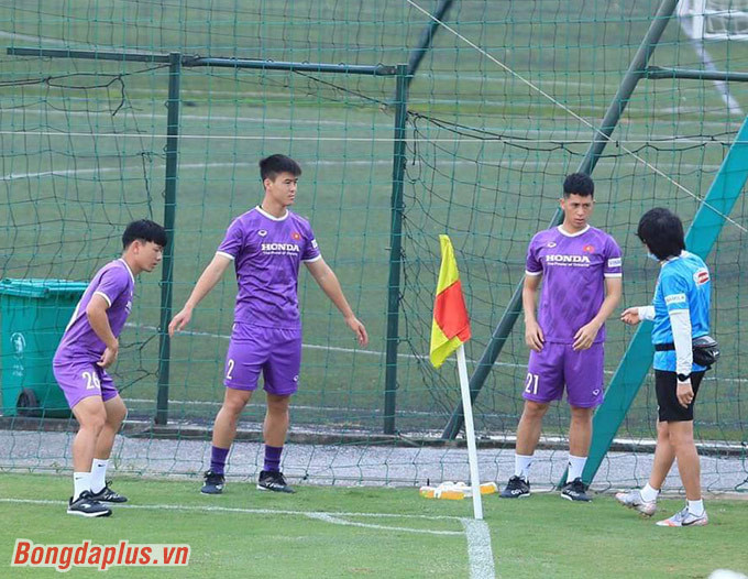 3 cầu thủ Duy Mạnh, Đình Trọng, Minh Vương tập riêng với chuyên gia vật lý trị liệu Choi.