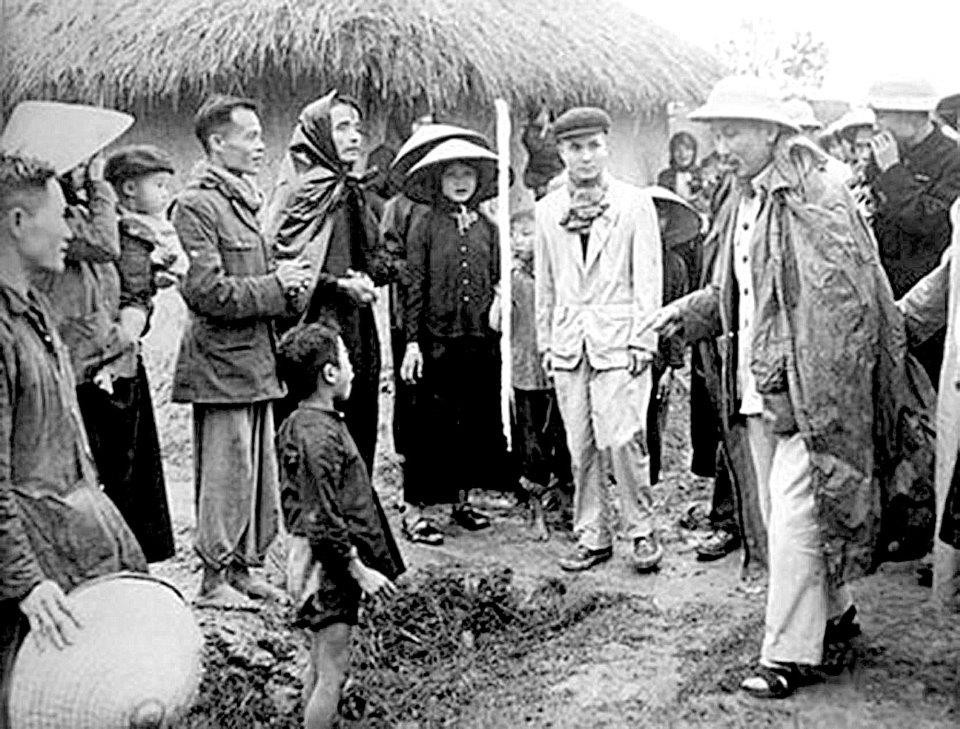 Bác Hồ thăm hỏi nhân dân xã Tân Phong, huyện Bình Xuyên, tỉnh Vĩnh Phúc (12/2/1956). Ảnh tư liệu