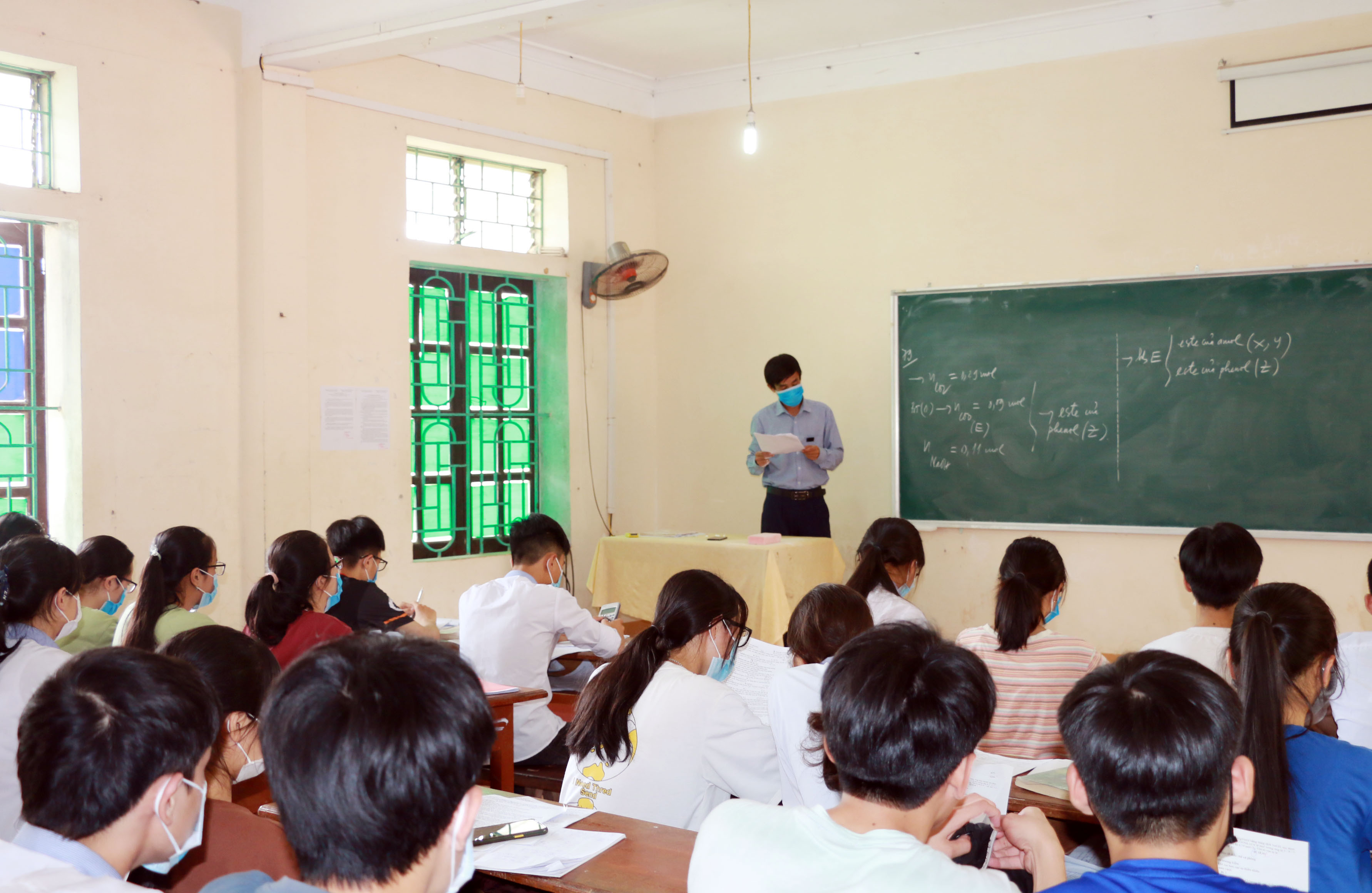 Tiết ôn tập của học sinh lớp 12 - Trường THPT Bắc Yên Thành. Ảnh: MH.