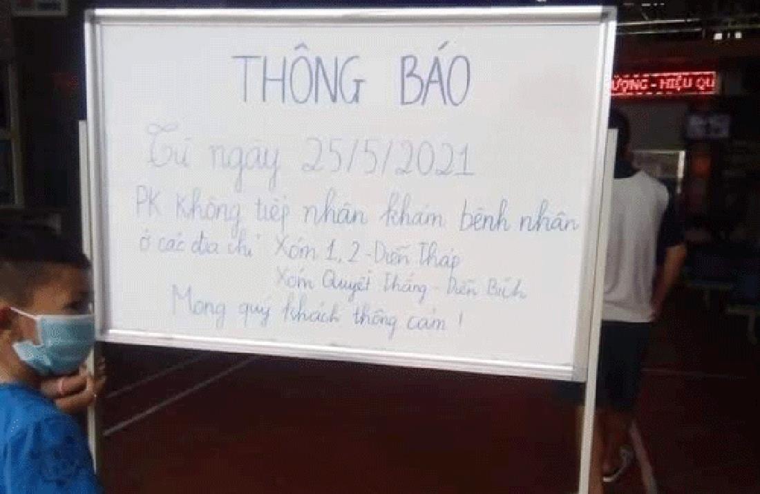 Phòng khám đa khoa 115 Phú Hậu trưng biển từ chối bệnh nhân. Ảnh: NDCC