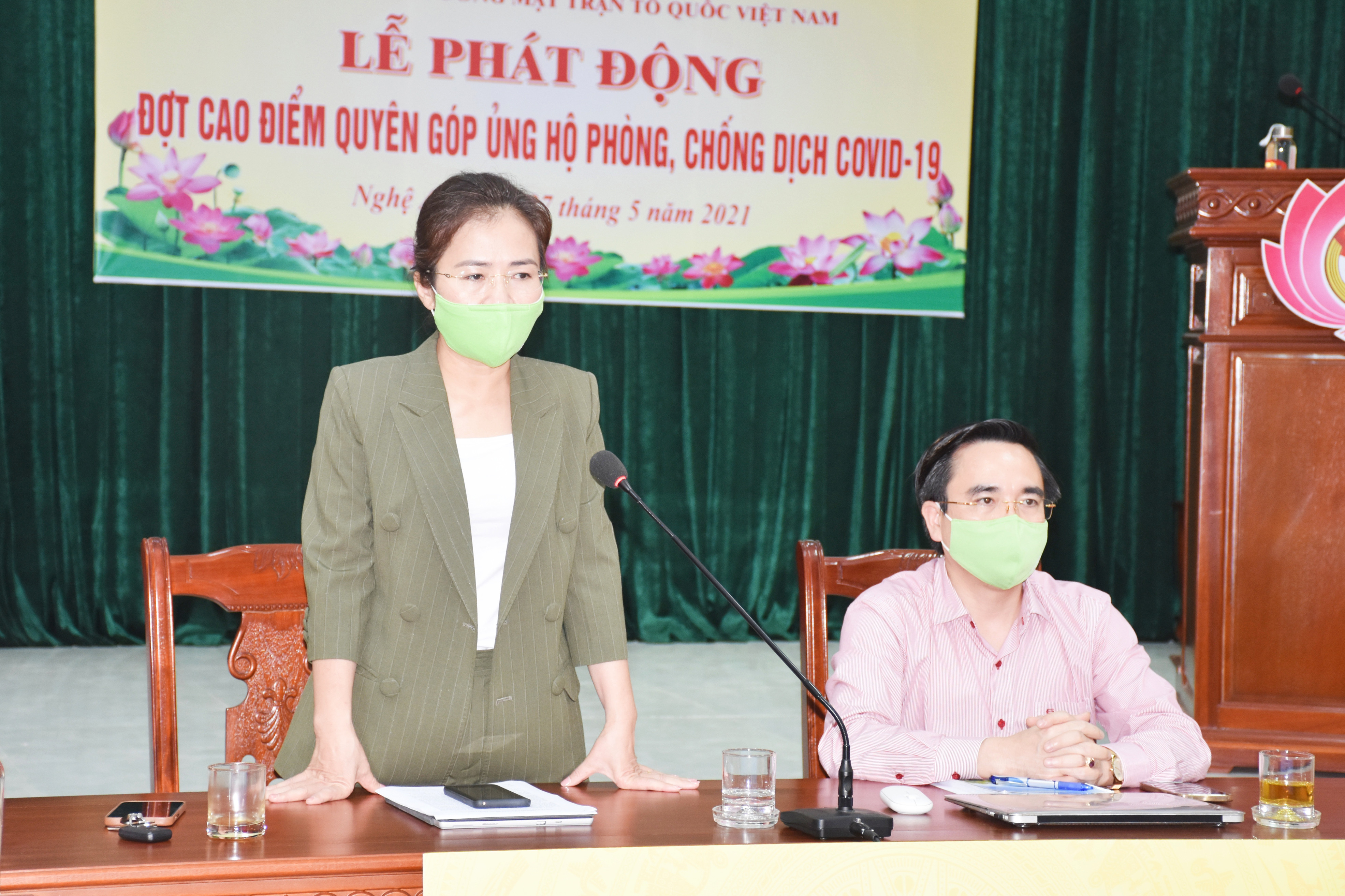 Chủ tịch Ủy ban MTTQ Việt Nam tỉnh Nghệ An Võ Thị Minh Sinh kêu gọi sự chung tay của các cơ quan, đơn vị, địa phương tổ chức và doanh nghiệp tiếp tục ủng hộ 
