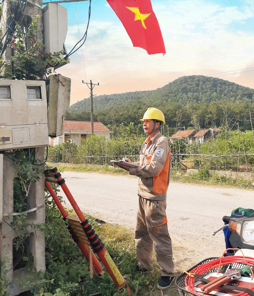 Công nhân Công ty Điện lực Nghệ An ghi chỉ số công tơ điện