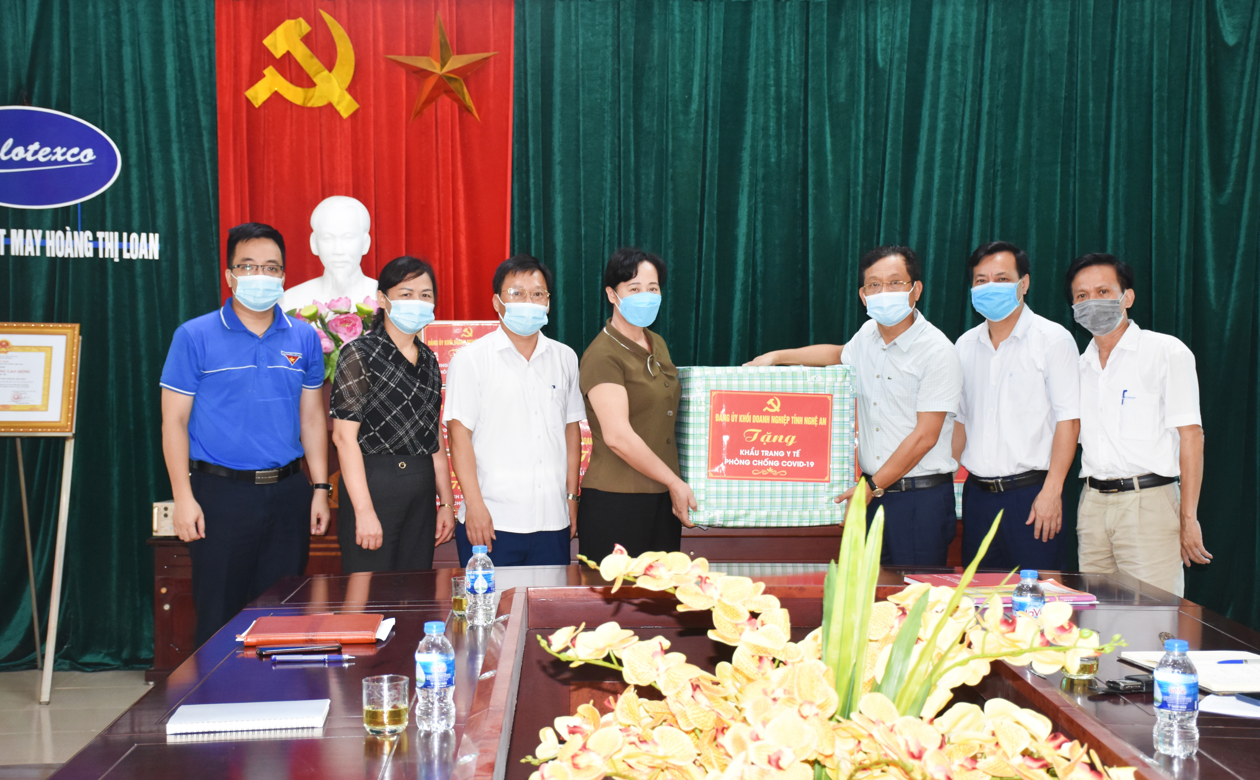 Lãnh đạo Đảng ủy Khối Doanh nghiệp tỉnh tặng khẩu trang y tế và nước sát khuẩn cho Công ty Cổ phần Dệt may Hoàng Thị Loan