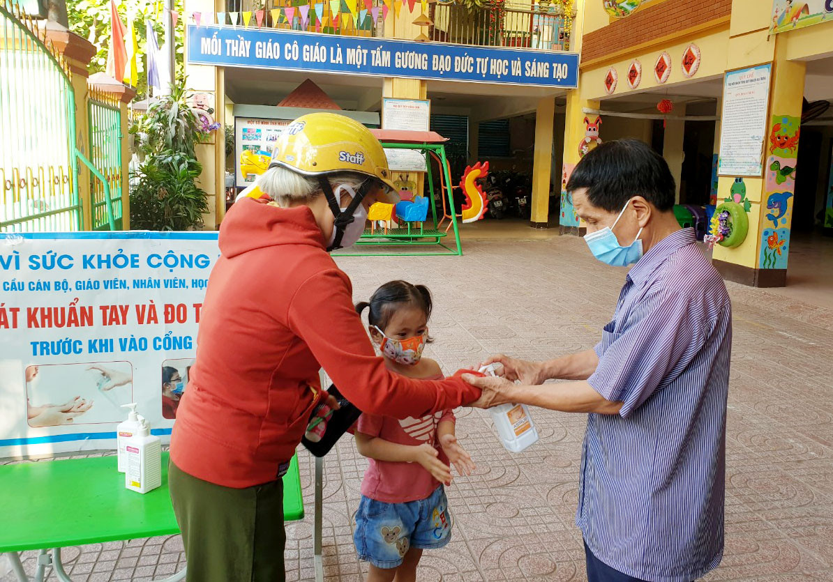 Trường mầm non Lê Mao hướng dẫn học sinh rửa tay sát khuẩn trước khi vào trường. Ảnh: Mỹ Hà