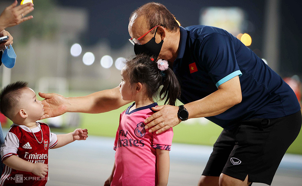 HLV Park vui đùa cùng bé Khánh Chi và Bryan tại SVĐ Police ở Dubai ngày 28/5. Ảnh: Lâm Thỏa