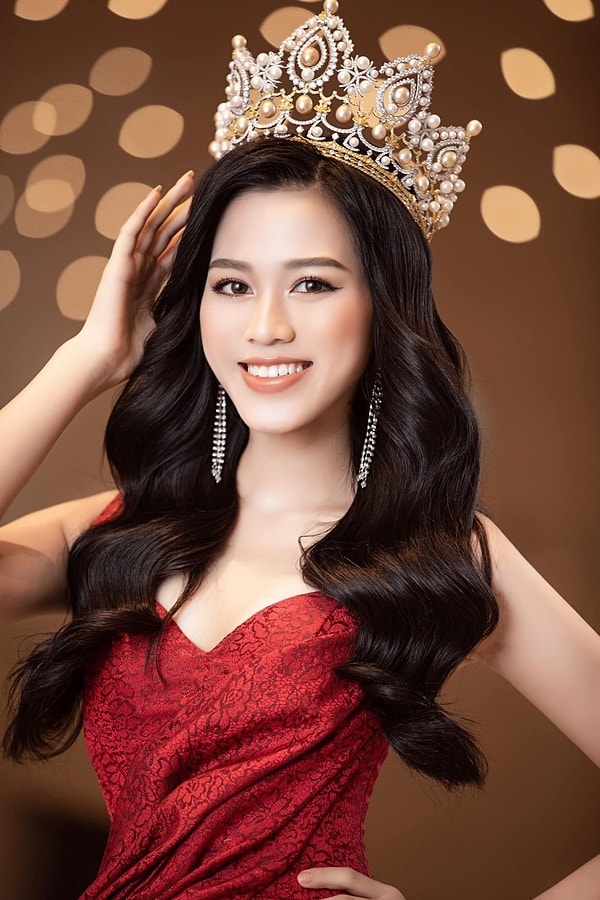 Đương kim Hoa hậu Việt Nam - Đỗ Thị Hà là gương mặt dự thi Miss World 2021 vào tháng 12 ở Puerto Rico. Người đẹp 20 tuổi đang cố gắng học tiếng Anh, catwalk và ứng xử. Ngoài ra, cô bắt tay cùng êkíp khảo sát, thực hiện dự án nhân ái.