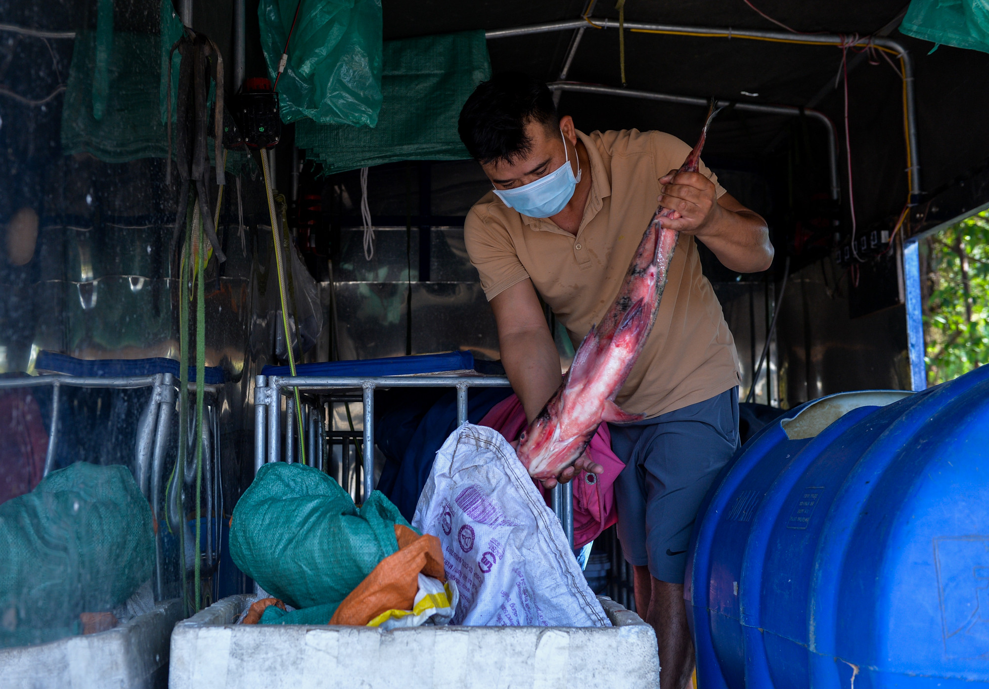 nh Đ.V.T buộc phải bán tống bán tháo xe cá tươi sống, ướp đá số cá này với hy vong đỡ phần thua lỗ. Ảnh: Thành Cường