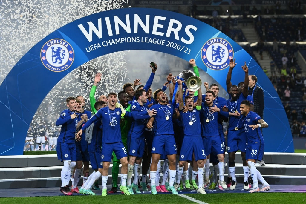 Đội trưởng Cesar Azpilicueta thực hiện khoảnh khắc nâng cúp Champions League. Chelsea trở thành tân vương của giải đấu, giúp bóng đá Anh lấy lại vị thế ở sân chơi số một châu Âu.