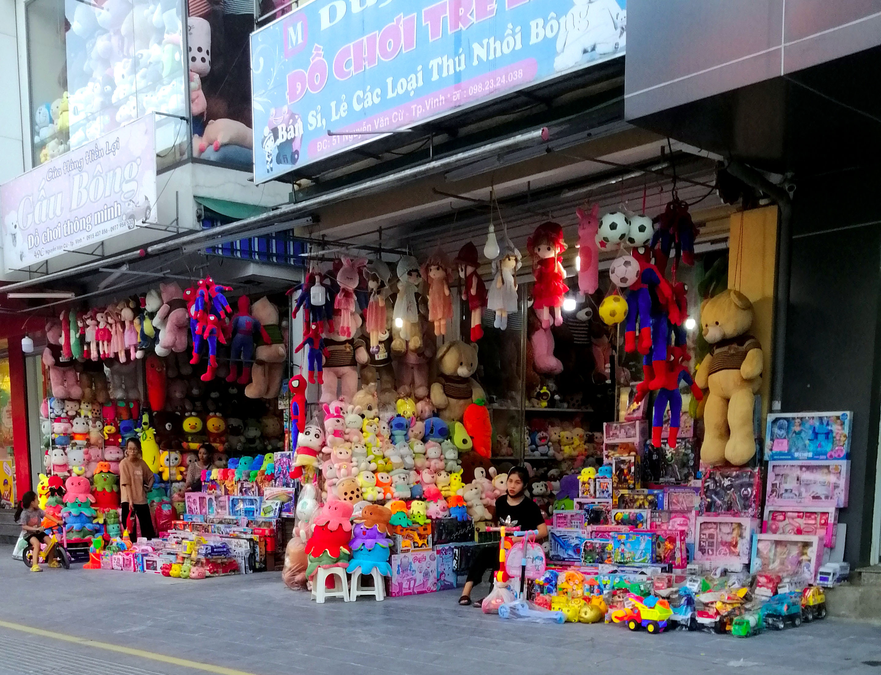 Các cửa hàng đồ chơi trẻ em tại TP.Vinh vắng hoa khách trong dịp Quốc tế thiếu nhi. Ảnh: Nguyên Châu