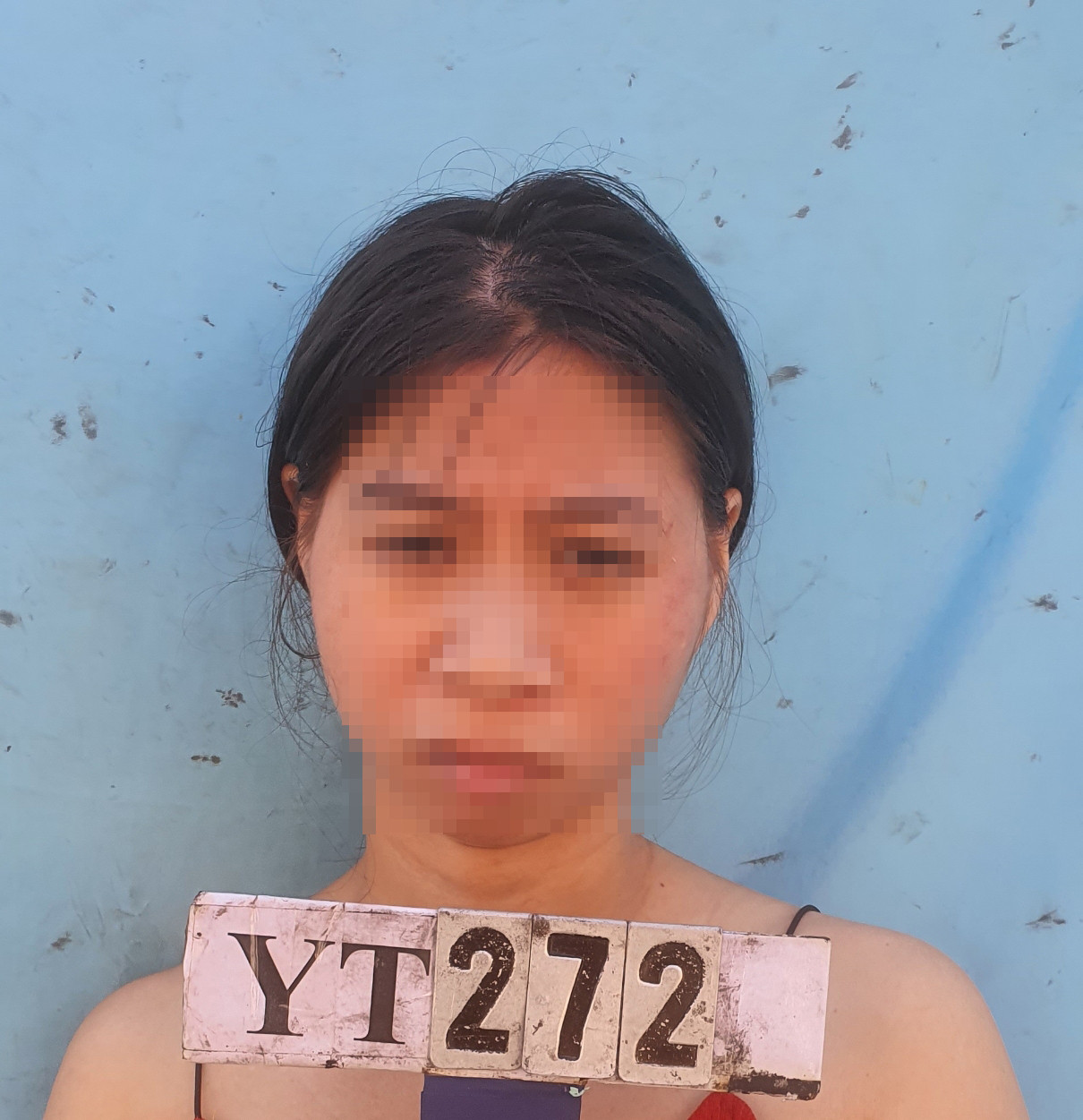 Đối tượng Nguyễn Thị Ngọc, nhân viên lễ tân nhà nghỉ X5 bị tạm giữ hình sự để điều tra. Ảnh: Công an cung cấp