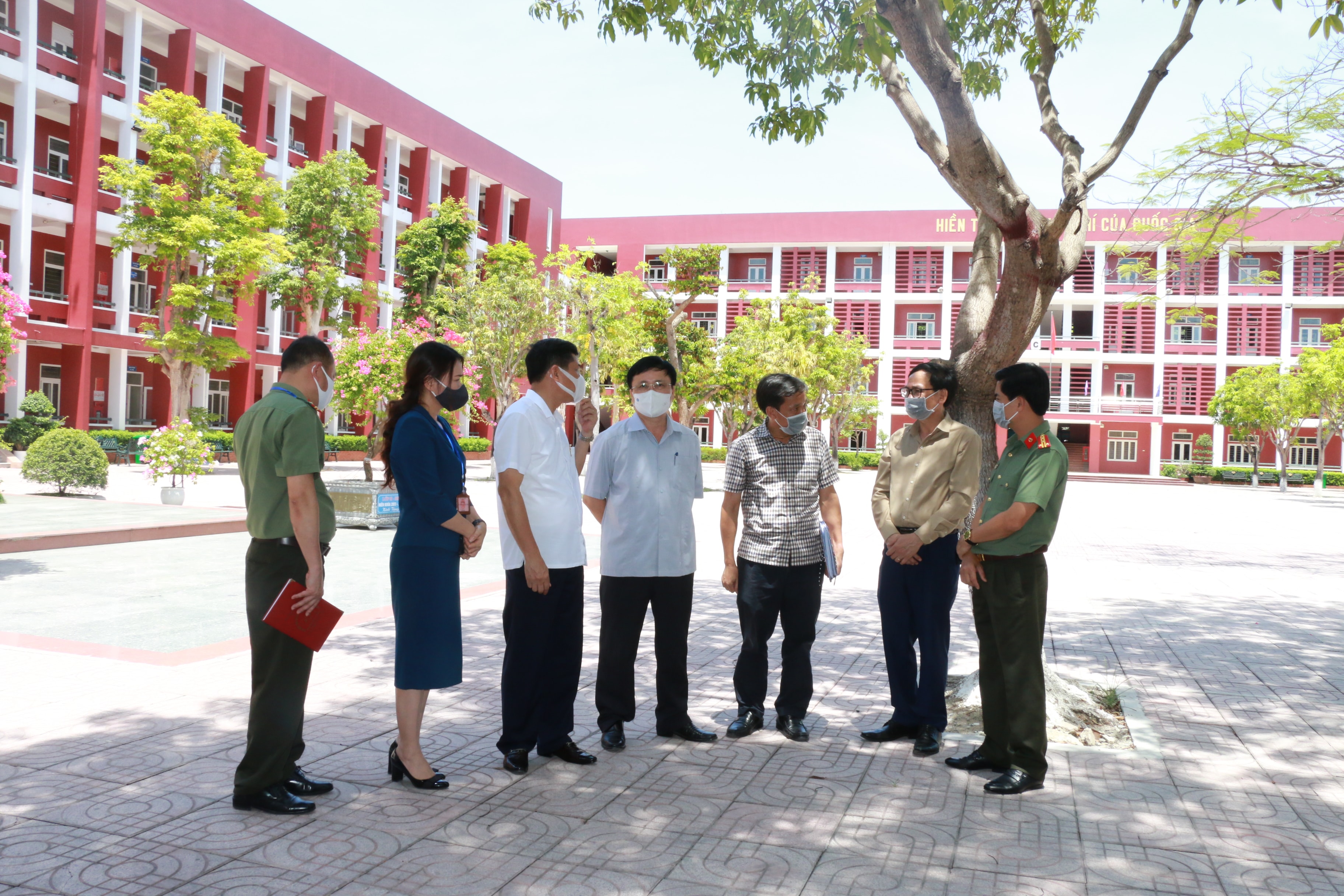 Đoàn công tác của Ban chỉ đạo thi tỉnh kiểm tra tại Trường THPT Huỳnh Thúc Kháng. Ảnh: Mỹ Hà