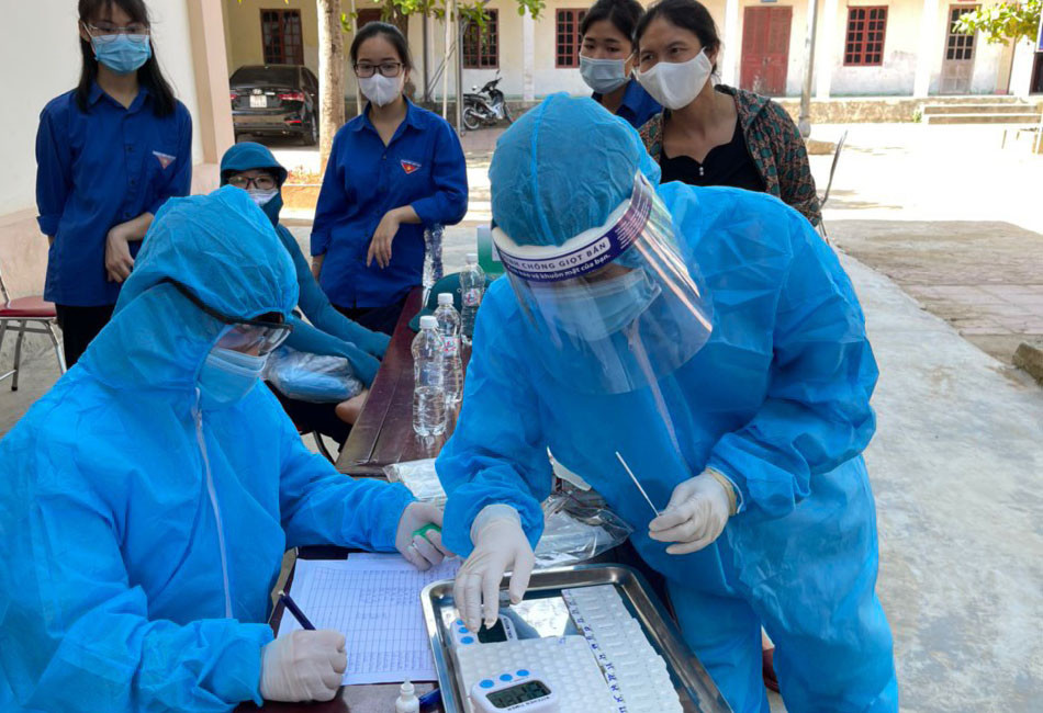 Nhân viên Trung tâm Y tế huyện Diễn Châu chuẩn bị lấy mấu cho thí sinh tại Hội đồng thi Trường THCS Diễn Bích. Ảnh:  MH